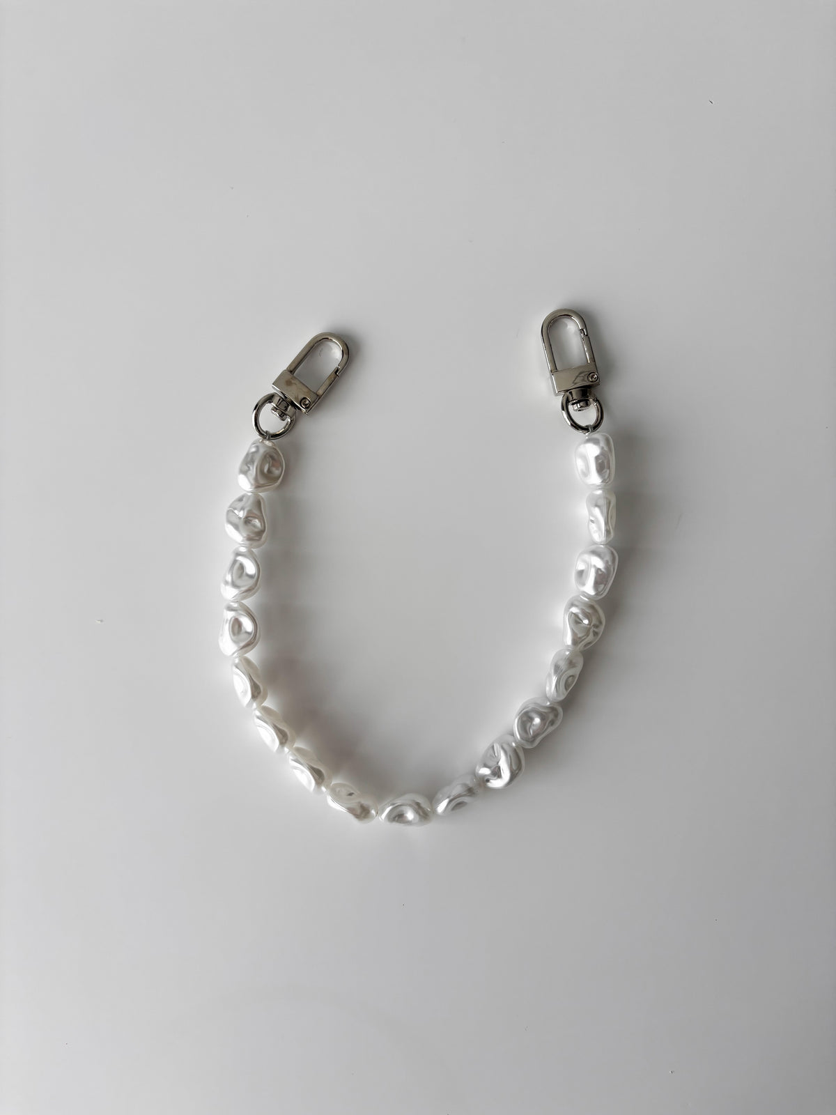 Короткий ланцюжок Baroque Pearl зі сріблястими карабінами