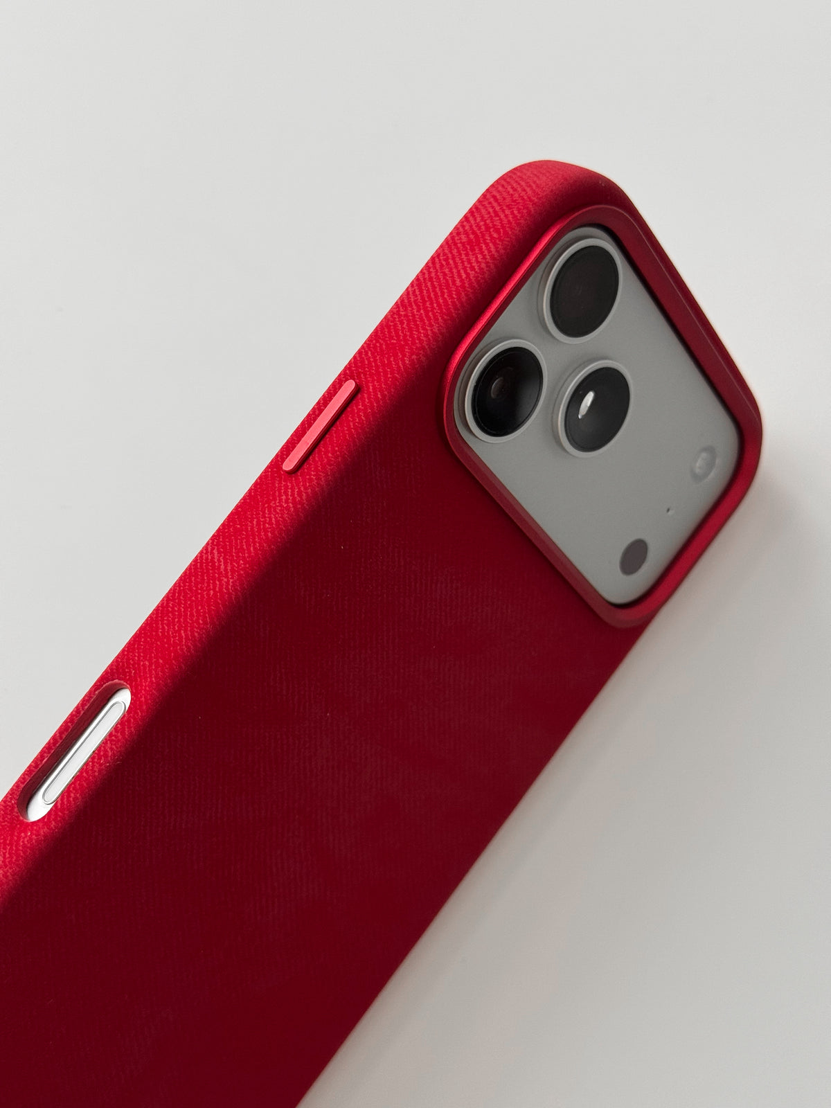 Червоний чохол для iPhone — крупний план кнопки й вирізу під камери