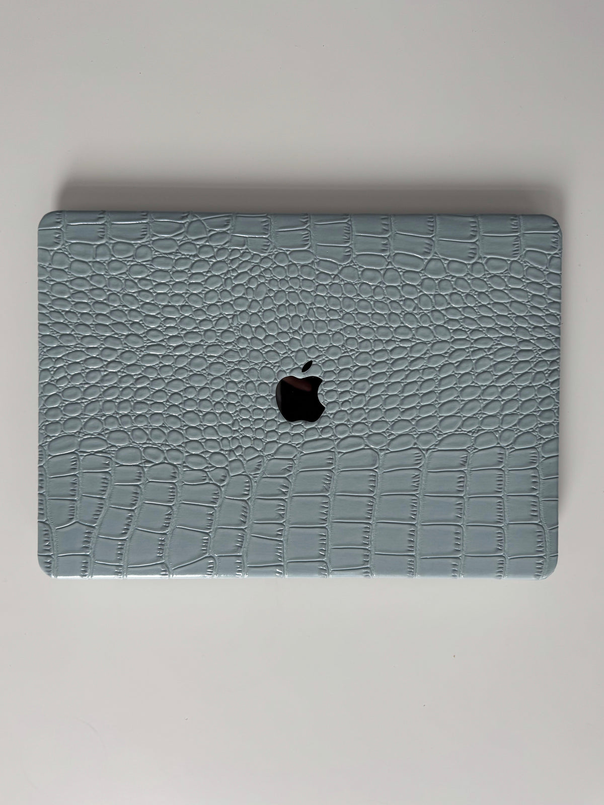 Блакитний чохол Gator Skin для MacBook — вигляд зверху на кришку