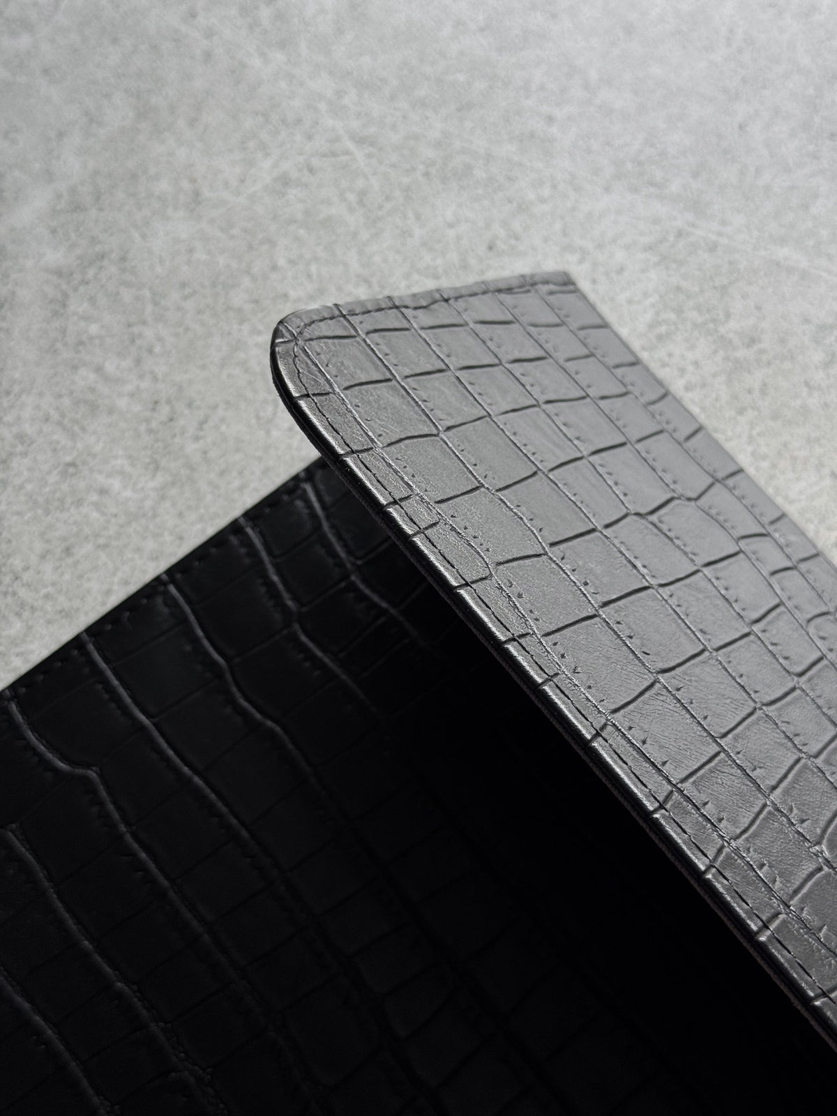 Чорний конверт Gator Skin — крупний план піднятого клапана й строчки
