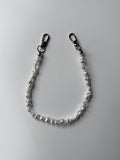 Короткий ланцюжок Crystal Pearl із білих перламутрових і прозорих гранованих намистин зі сріблястими карабінами