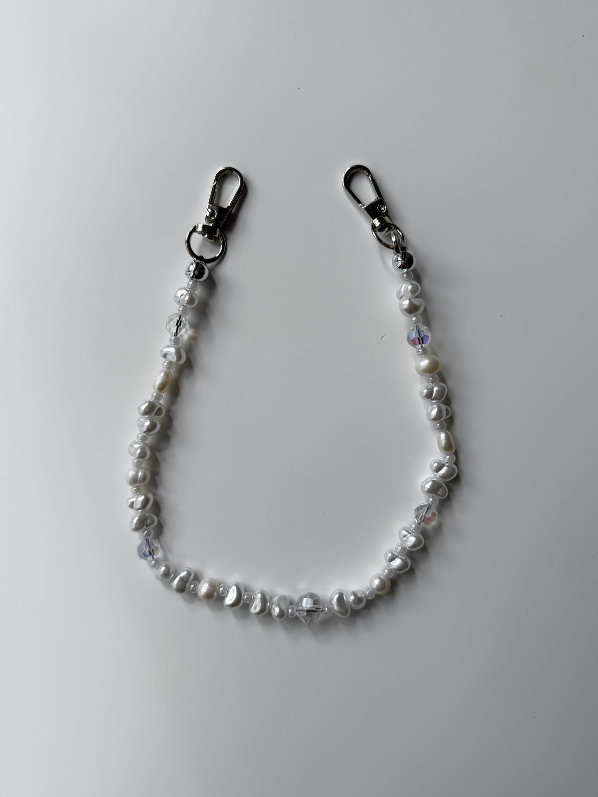 Короткий ланцюжок Crystal Pearl із білих перламутрових і прозорих гранованих намистин зі сріблястими карабінами