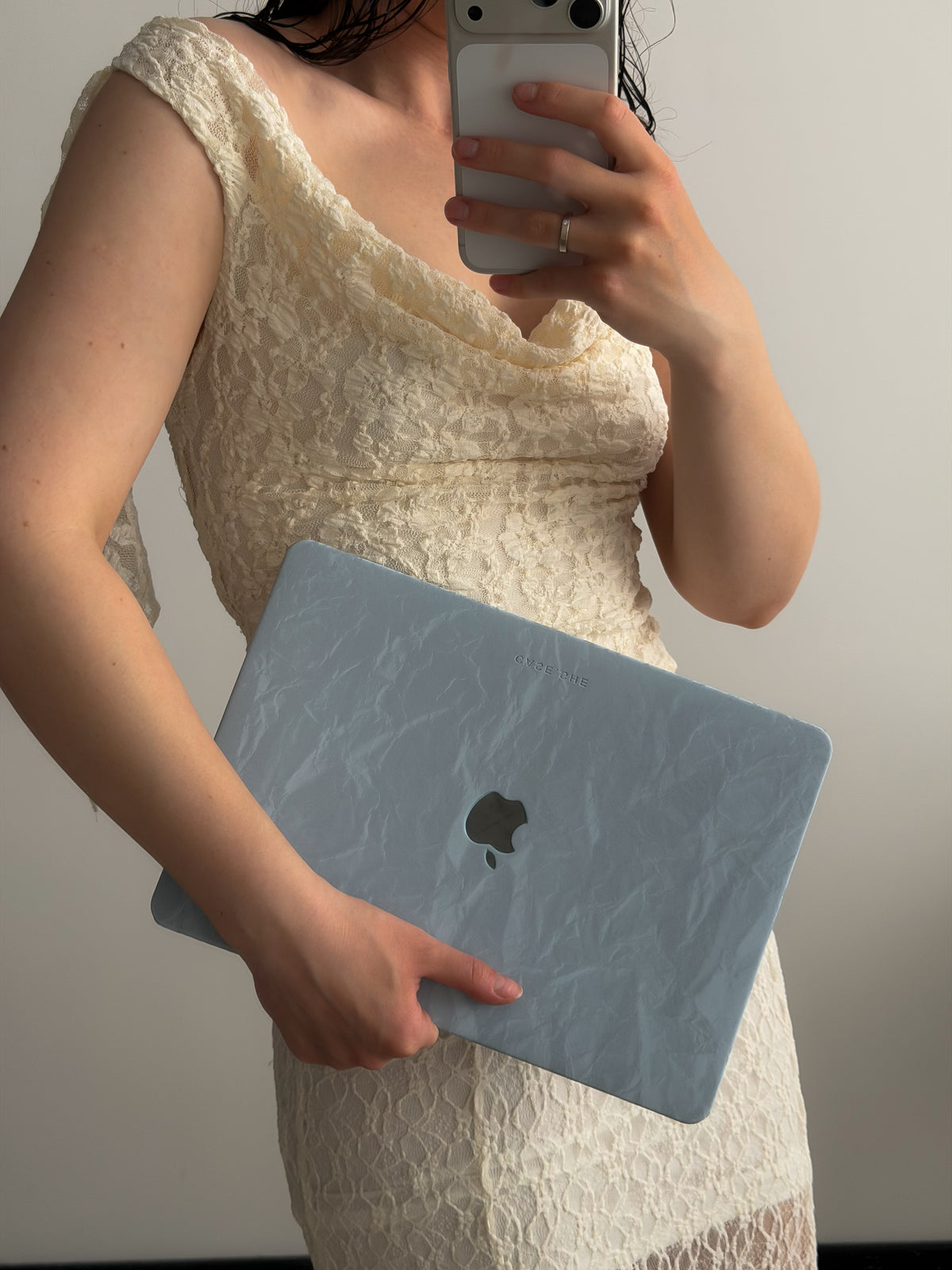 Жінка в мереживній сукні тримає MacBook у блакитному чохлі «Оксамит»