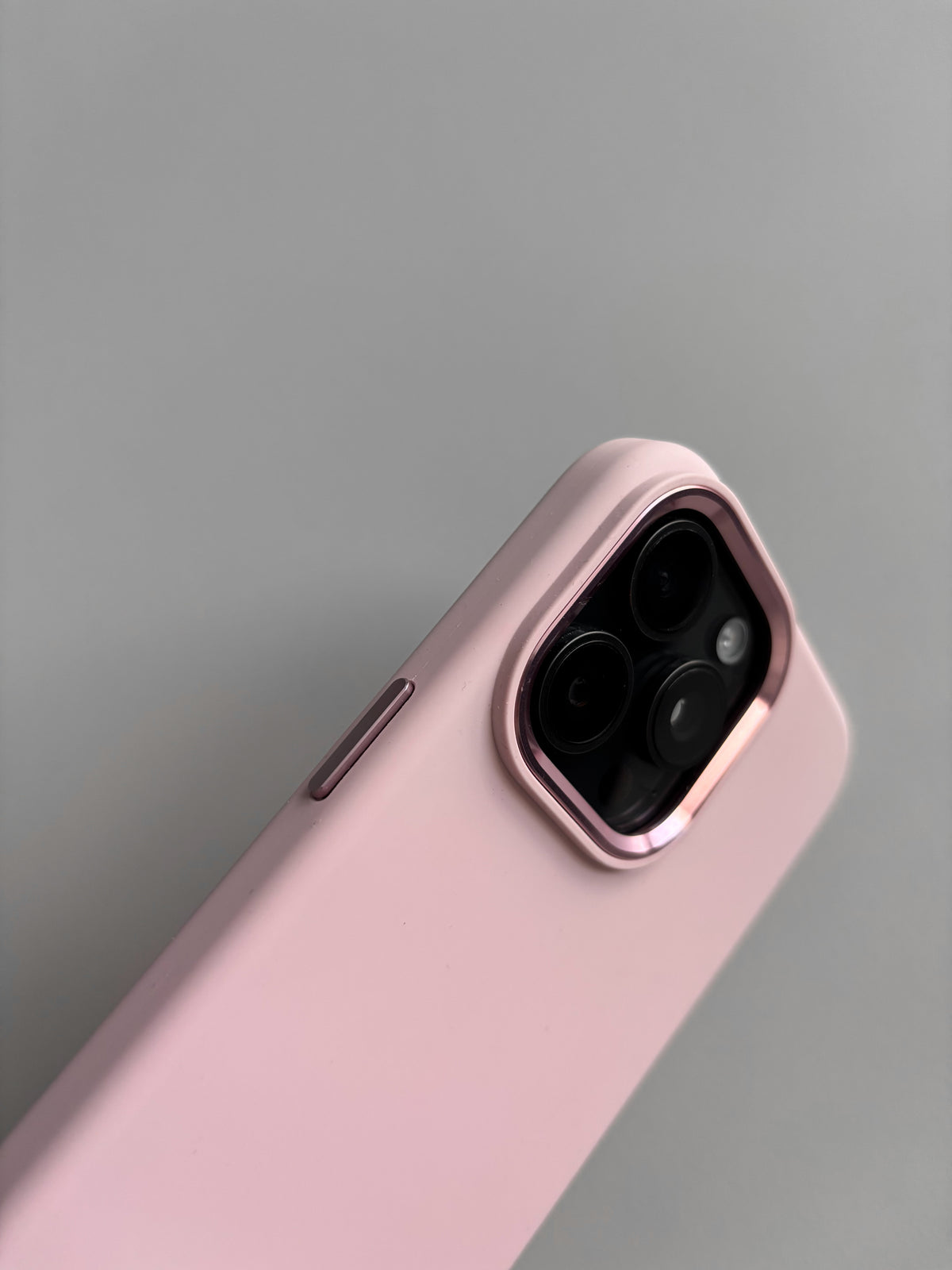 Рожевий чохол для iPhone — вигляд під кутом на камери й бічну кнопку