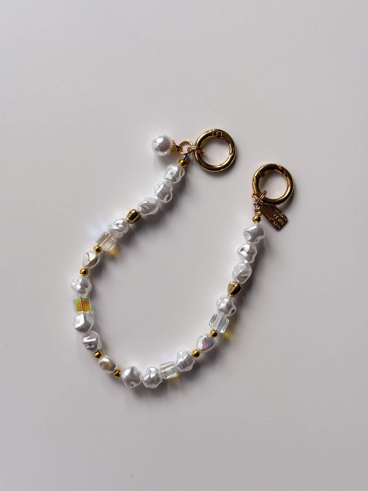 Короткий ланцюжок Golden Pearl із білих перламутрових, прозорих і золотистих намистин із золотистими кільцями-застібками
