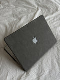 Сірий чохол-накладка «Замшева м’якість» для MacBook з м’якою ворсистою фактурою на білій постелі
