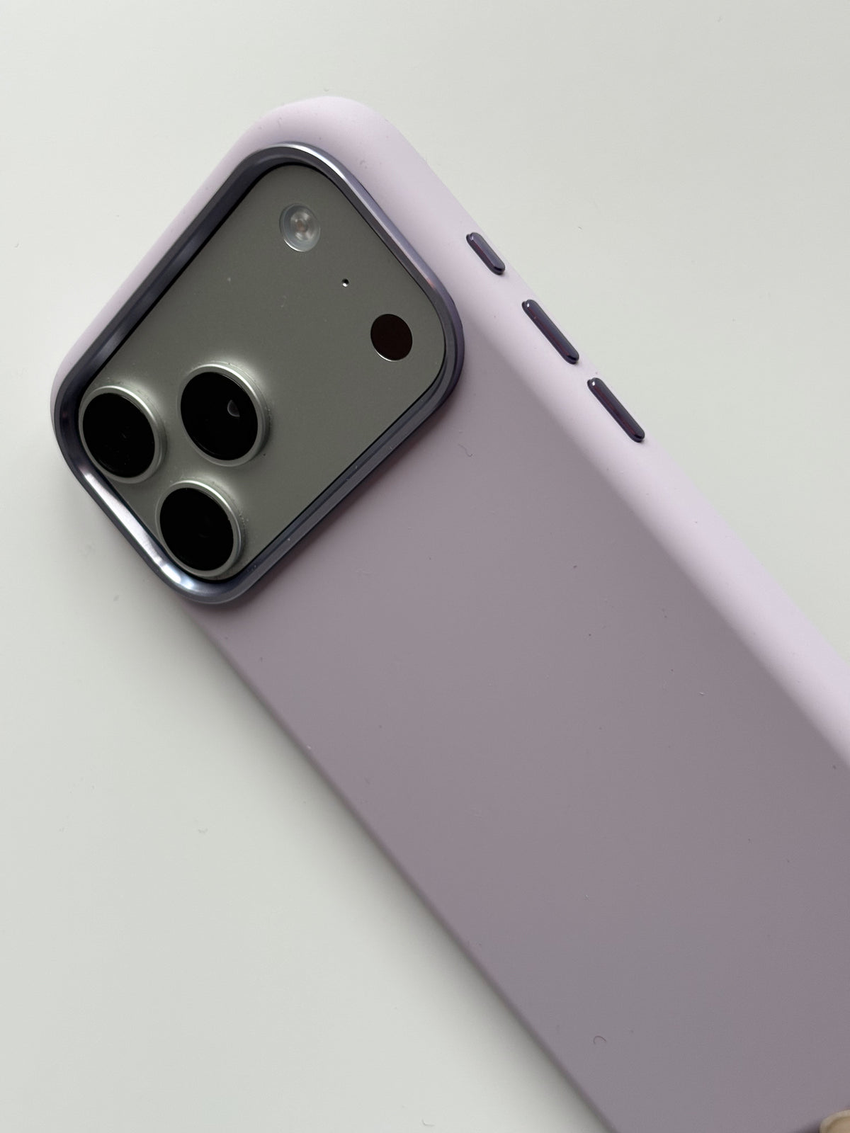 Лавандово-рожевий чохол для iPhone — крупний план широкої рамки камер зверху