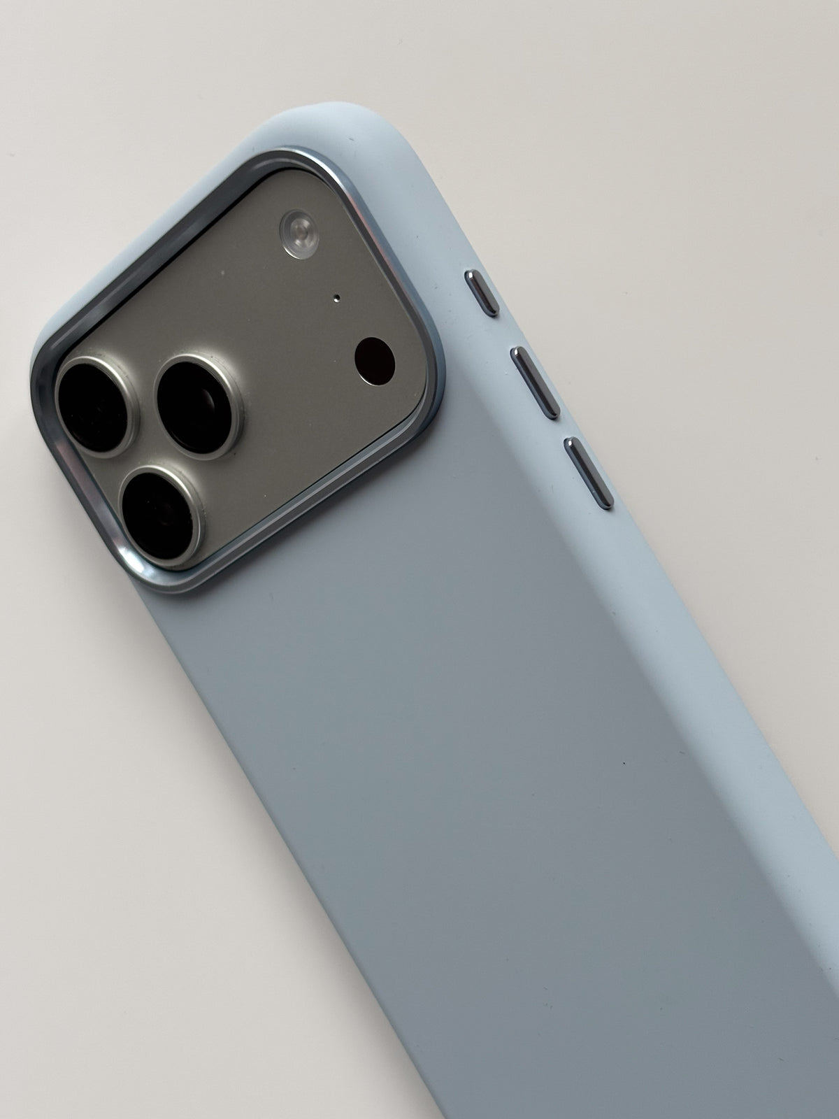 Світло-блакитний чохол для iPhone — крупний план кута з рамкою камер і кнопками