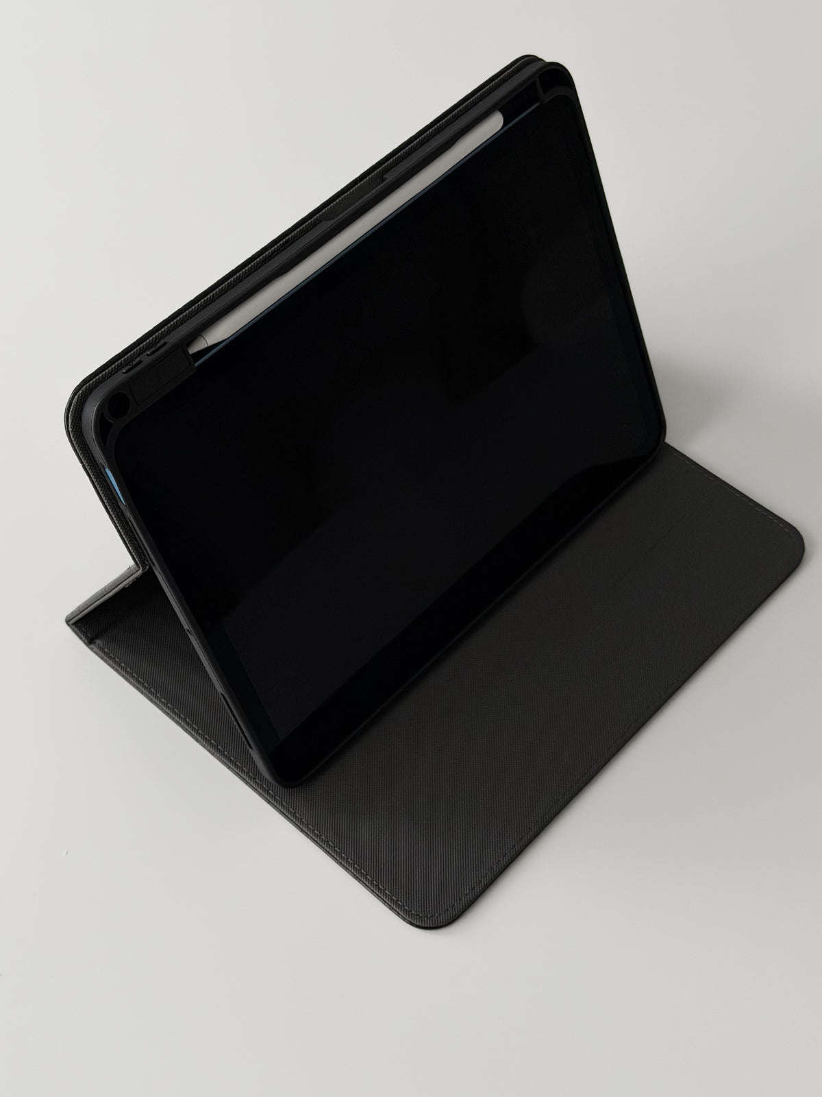 iPad у чорному чохлі-книжці Gator Skin на підставці — вигляд під кутом на екран