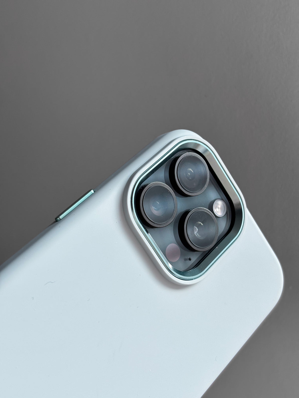 М’ятний чохол для iPhone — крупний план рамки навколо камер