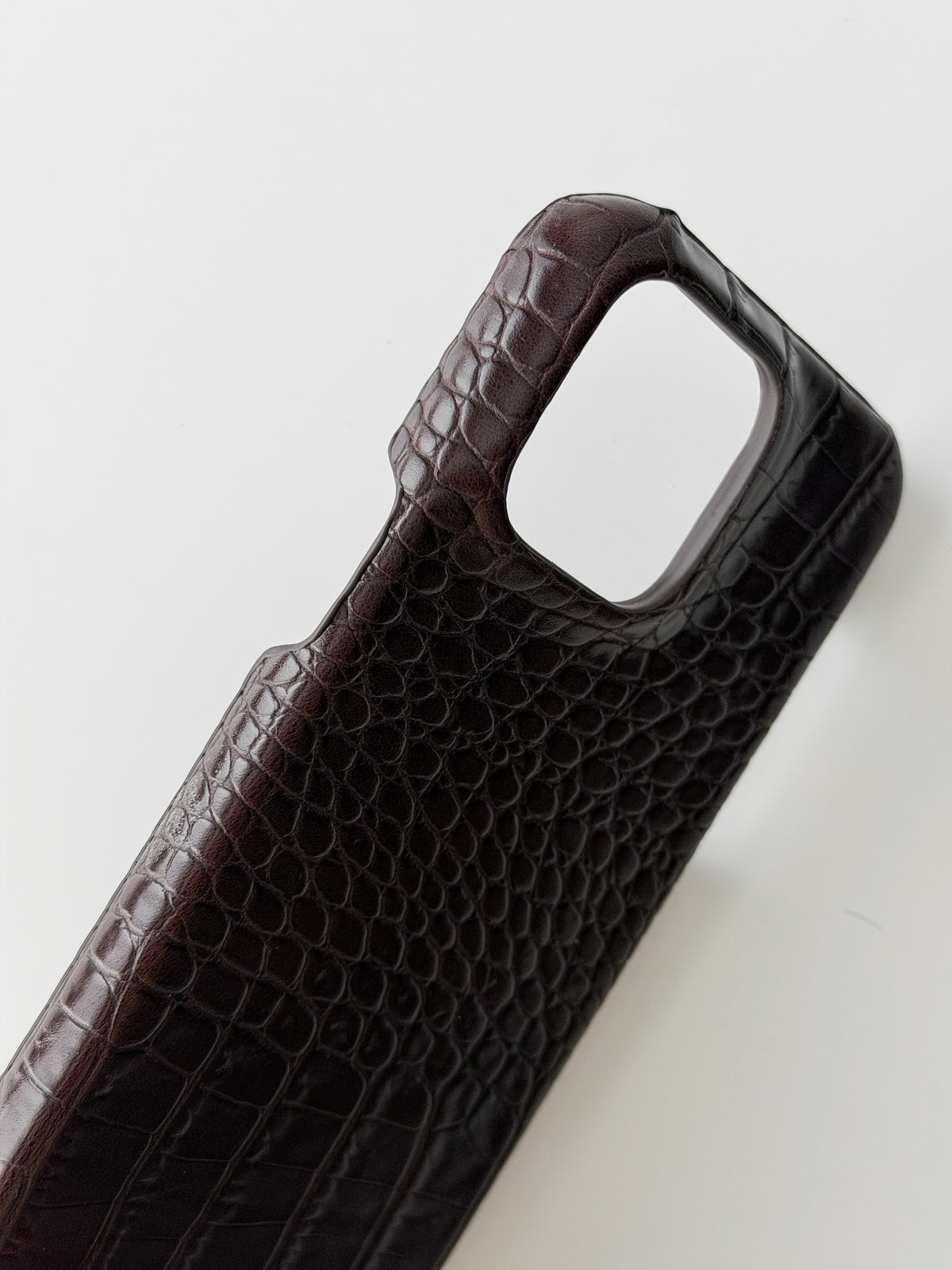 Шоколадний чохол Gator Skin без телефону — крупний план кута з вирізом під камеру