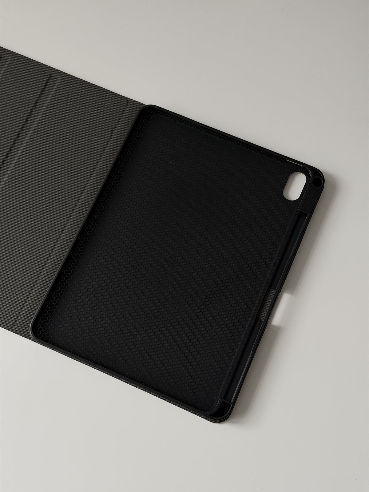 Чохол-книжка Leopard Amber без iPad — чорна внутрішня частина з вирізом під камеру