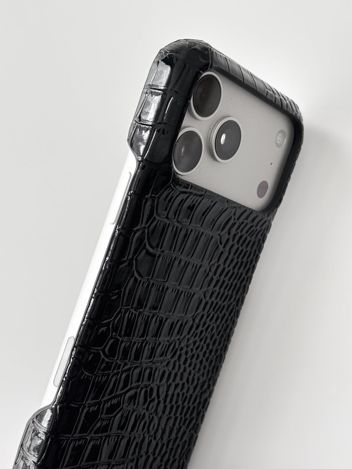 Чорний глянцевий чохол Gator Skin для iPhone — вигляд по діагоналі вздовж бокової грані