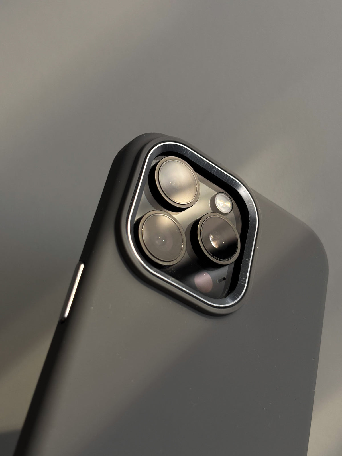 Графітовий чохол для iPhone — крупний план металевої рамки навколо камер