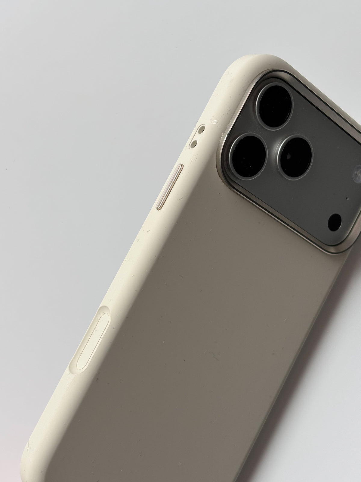 Молочний чохол для iPhone — діагональний вигляд збоку з кнопками