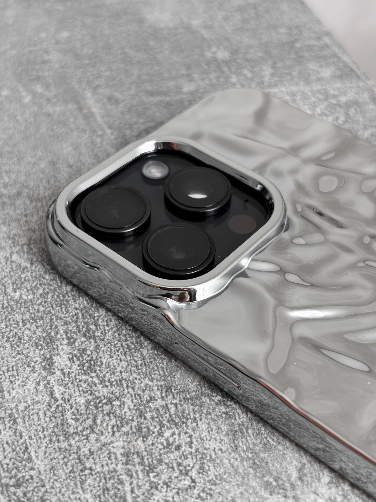Сріблястий чохол для iPhone — крупний план глянцевої рамки навколо камер