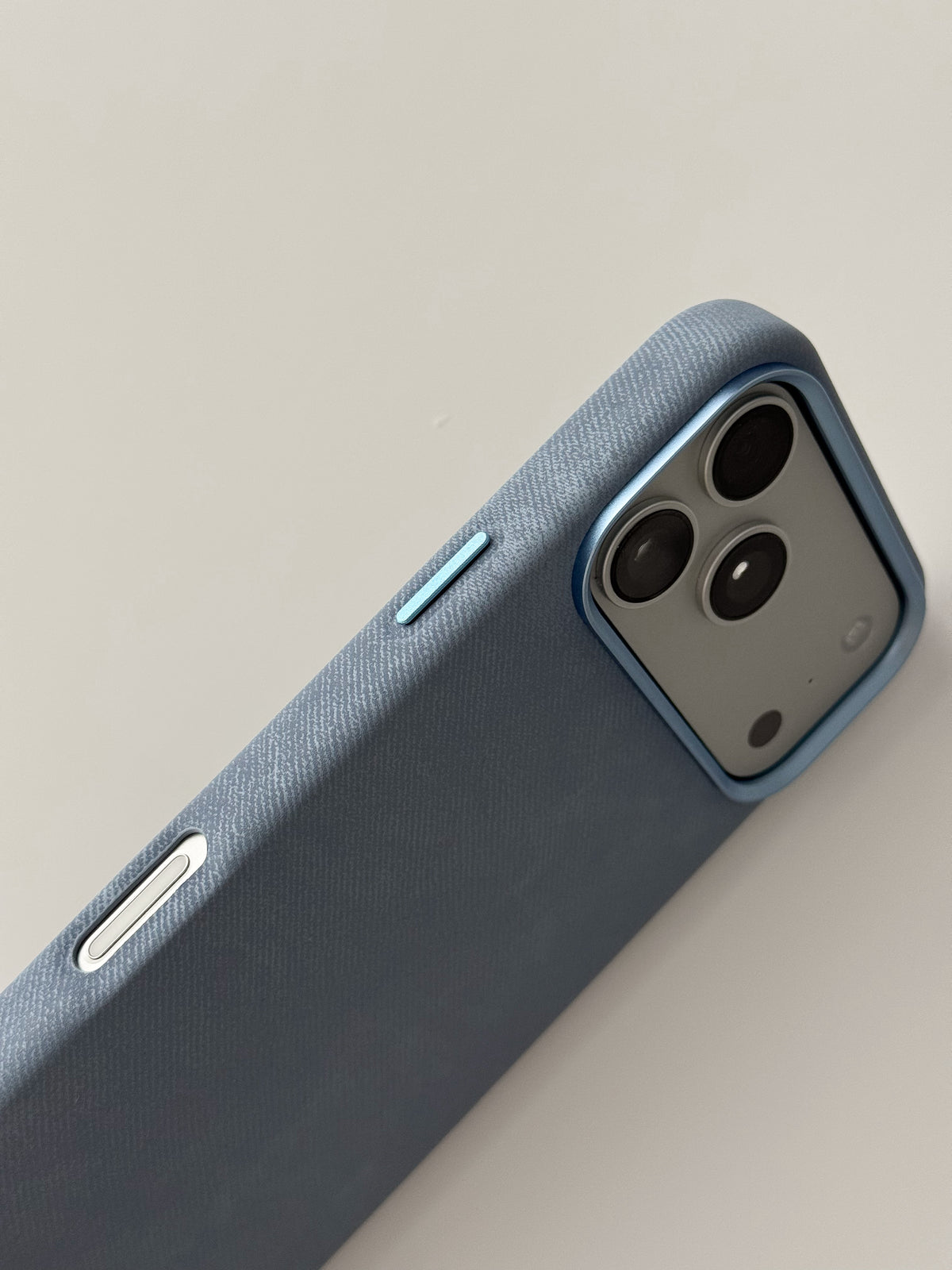 Блакитний чохол для iPhone — діагональний вигляд на кнопки та рамку камер