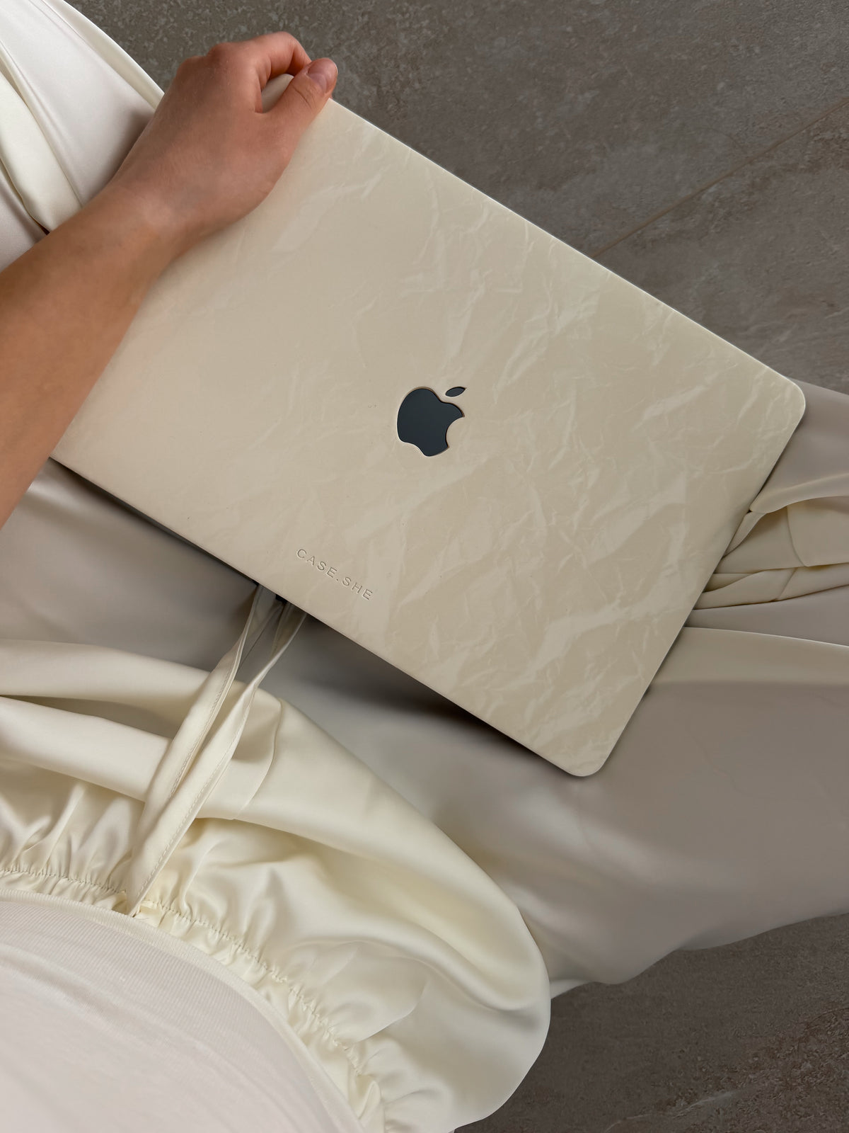 Молочний чохол «Оксамит» на MacBook у руці, вигляд згори