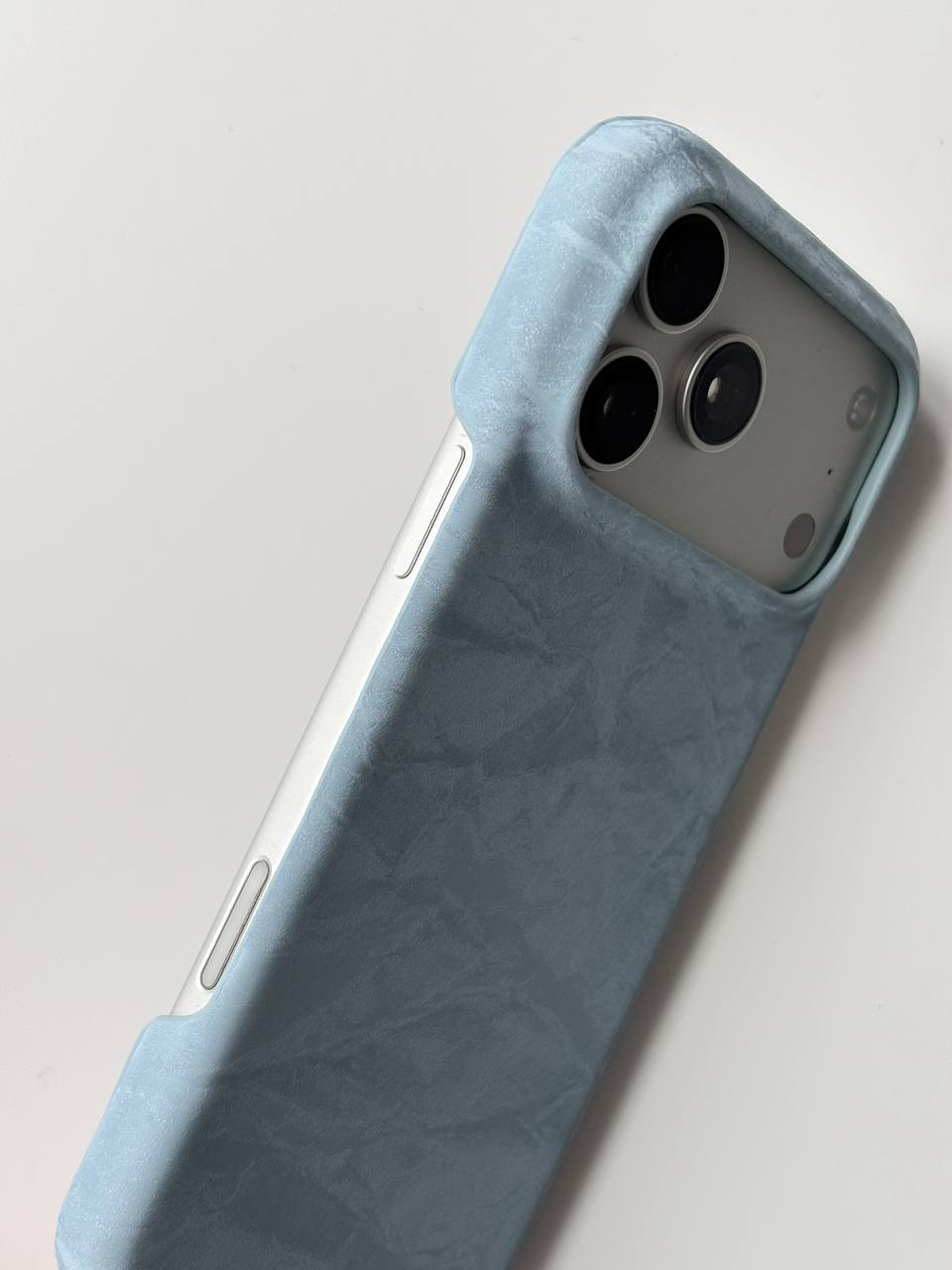 Блакитний чохол «Оксамит» для iPhone — діагональний вигляд на камери та кнопки
