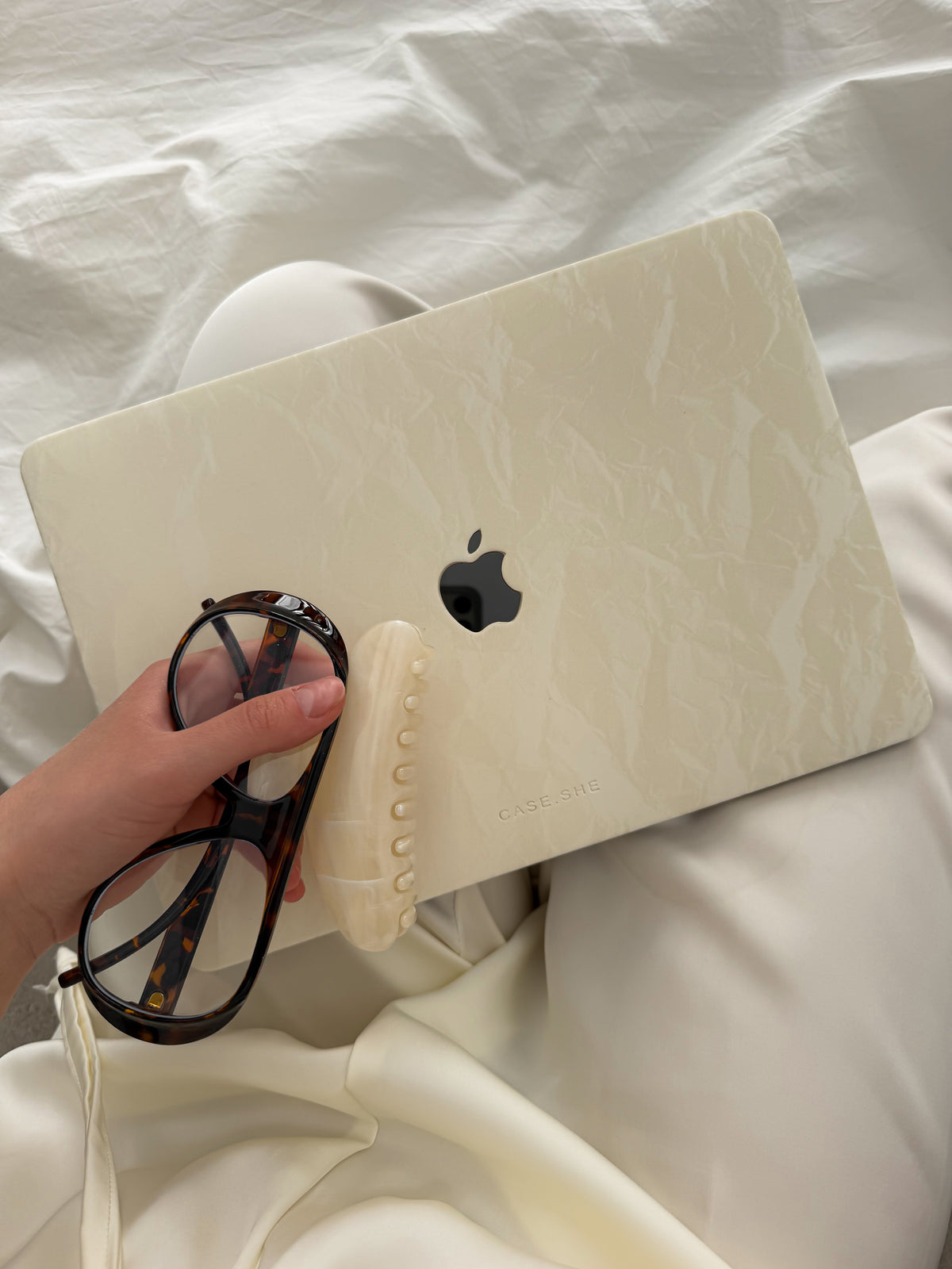 Молочний чохол «Оксамит» для MacBook з окулярами та шпилькою для волосся на колінах