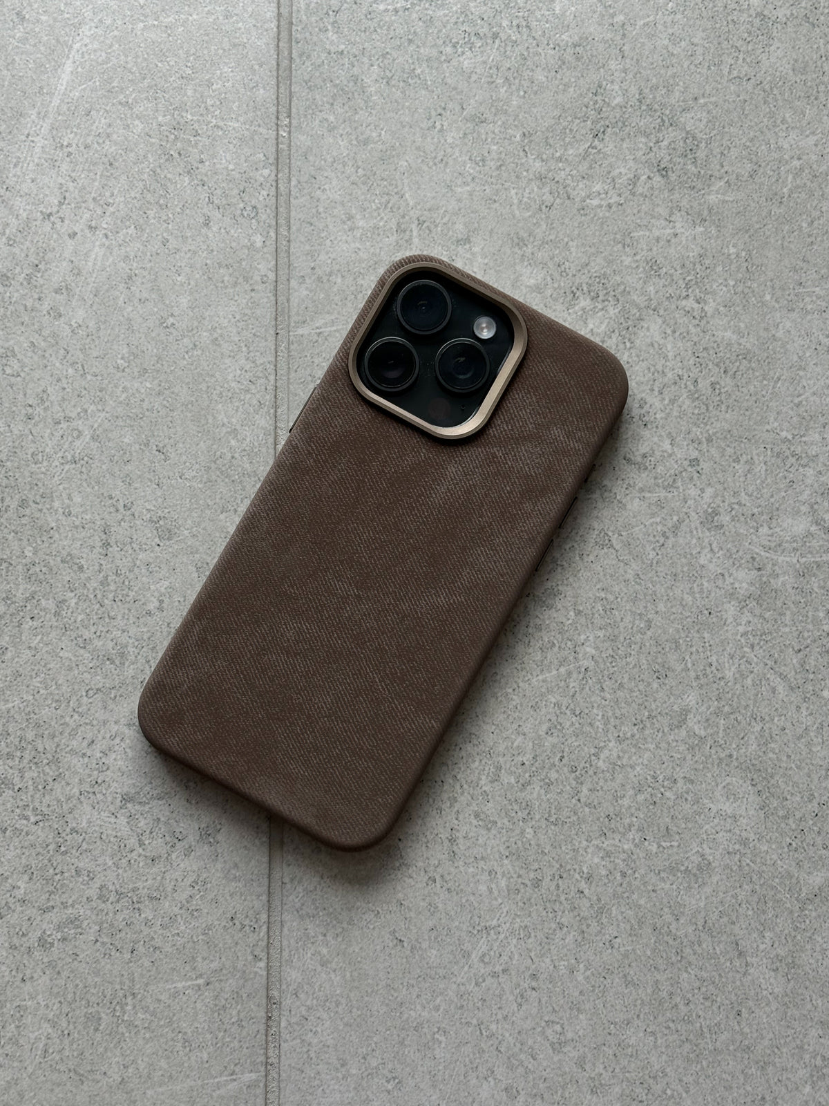 Коричневий чохол «Замшева м’якість» для iPhone на сірій плитці