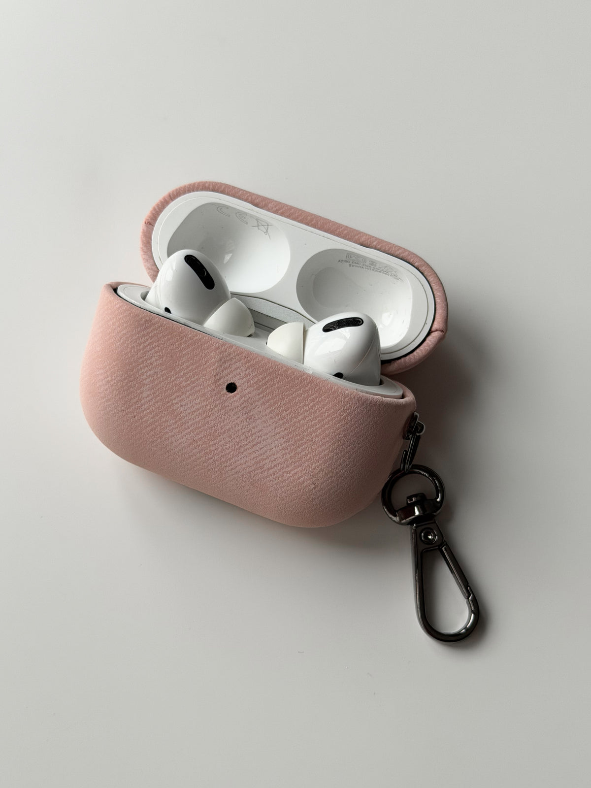Відкритий рожевий чохол «Замшева м’якість» із навушниками AirPods усередині