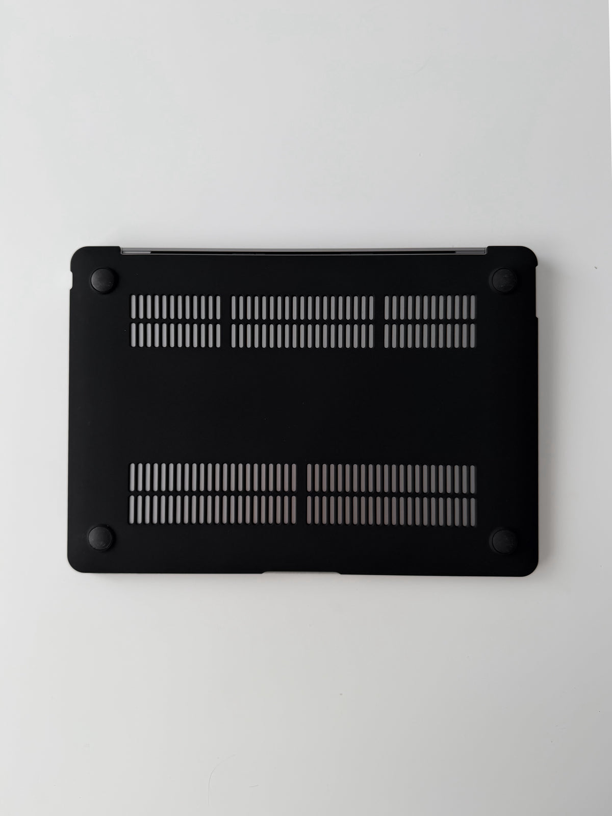 Чохол Gator Skin для MacBook — нижня чорна матова накладка з вентиляційними прорізами