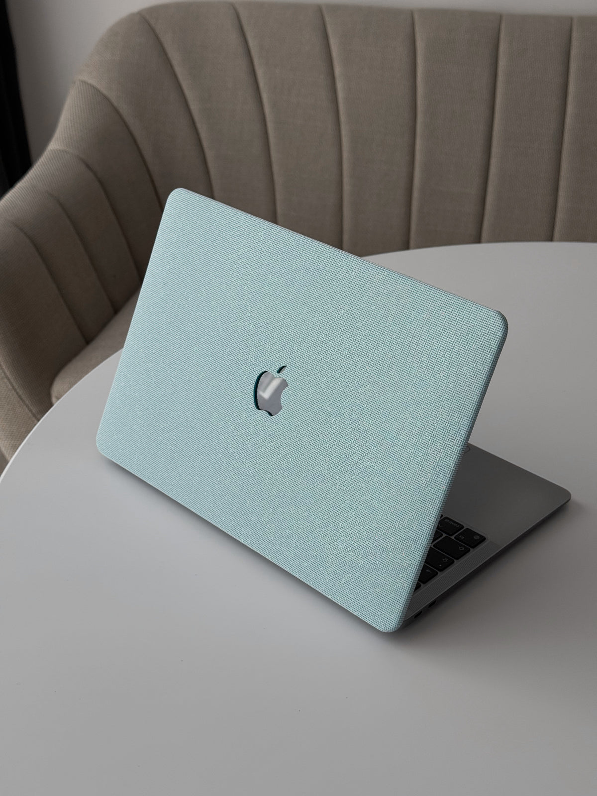 Блакитний чохол Shine Grid на напіввідкритому MacBook на білому столі
