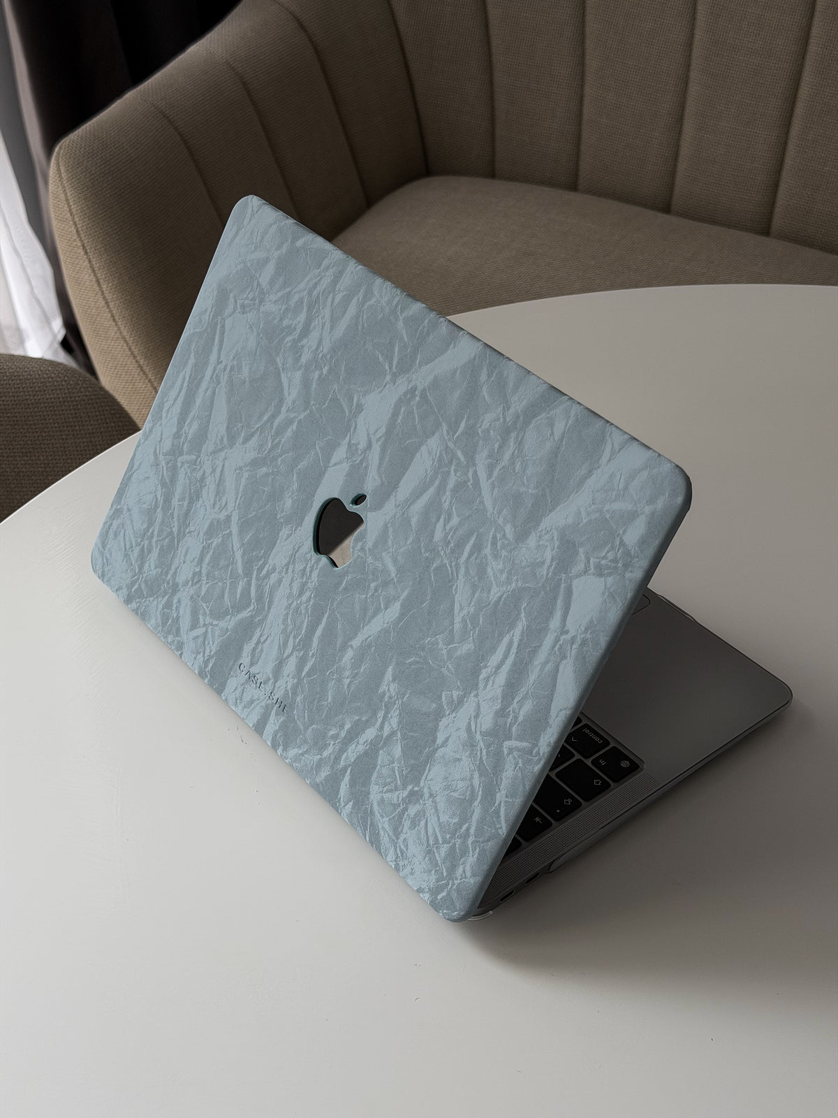 Блакитний чохол «Оксамит» на напіввідкритому MacBook на білому столі