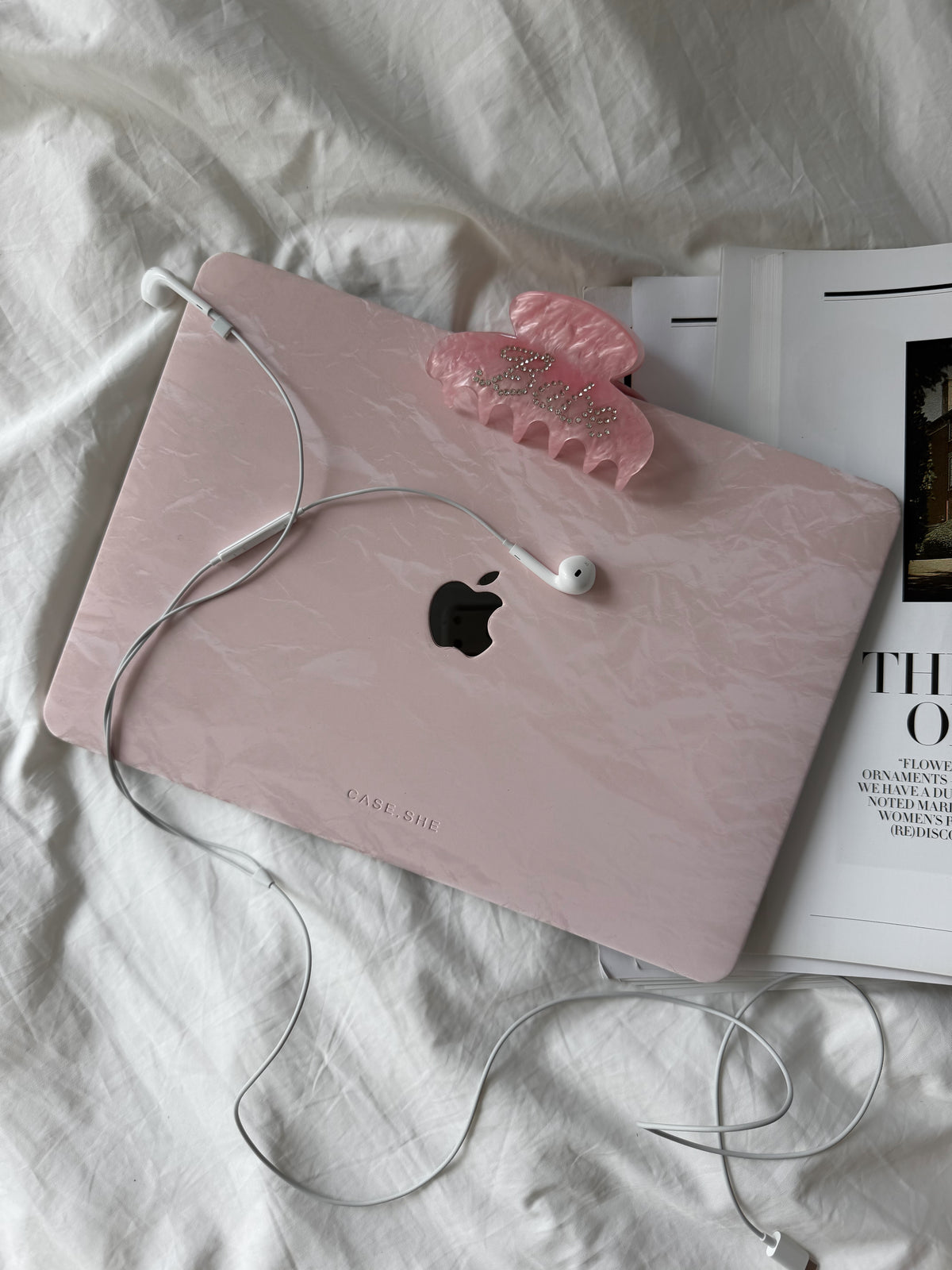 Рожевий чохол «Оксамит» для MacBook з дротовими навушниками та шпилькою на ліжку