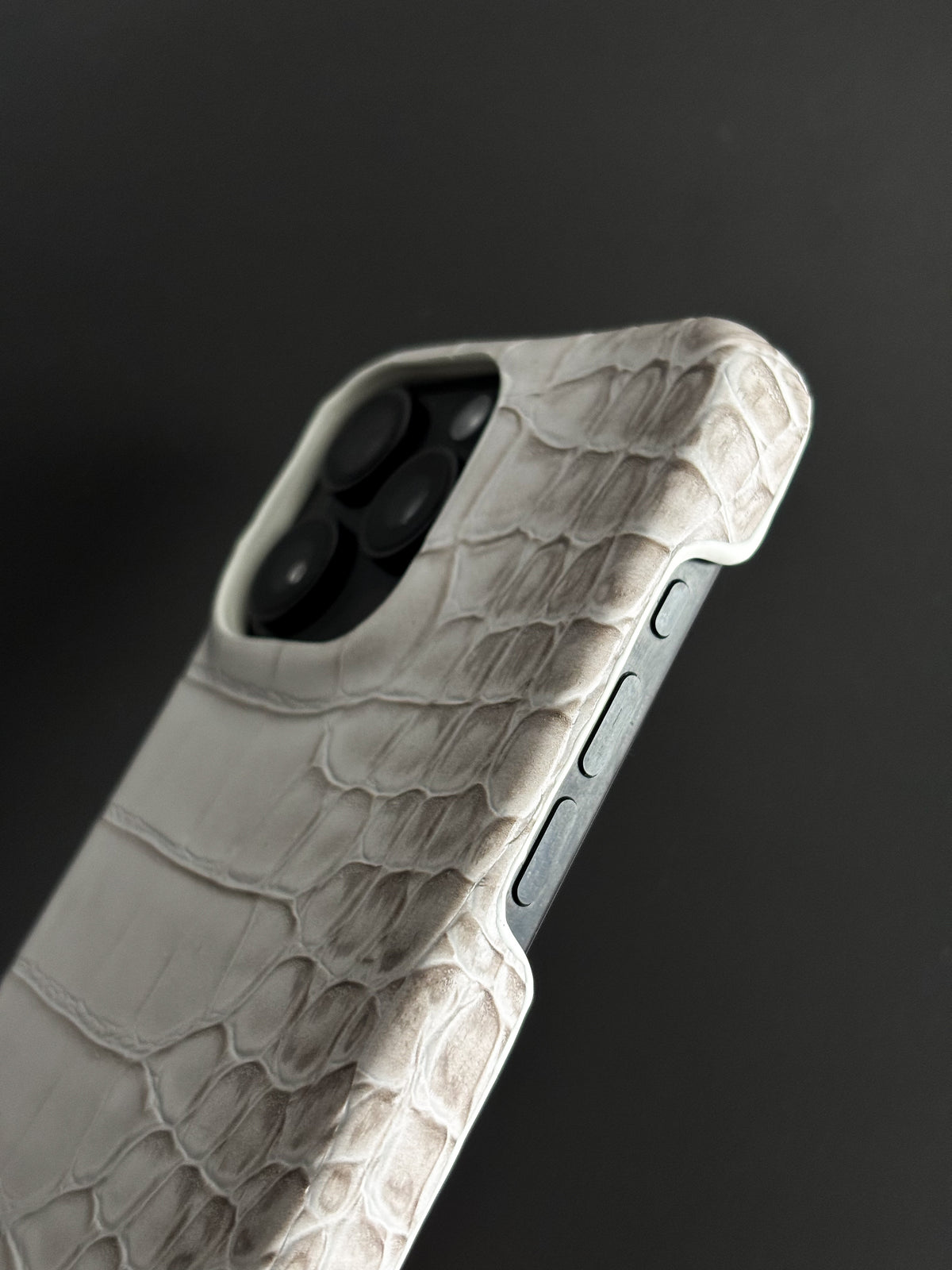 Біло-сірий чохол Gator Skin для iPhone — крупний план кута з бічними кнопками