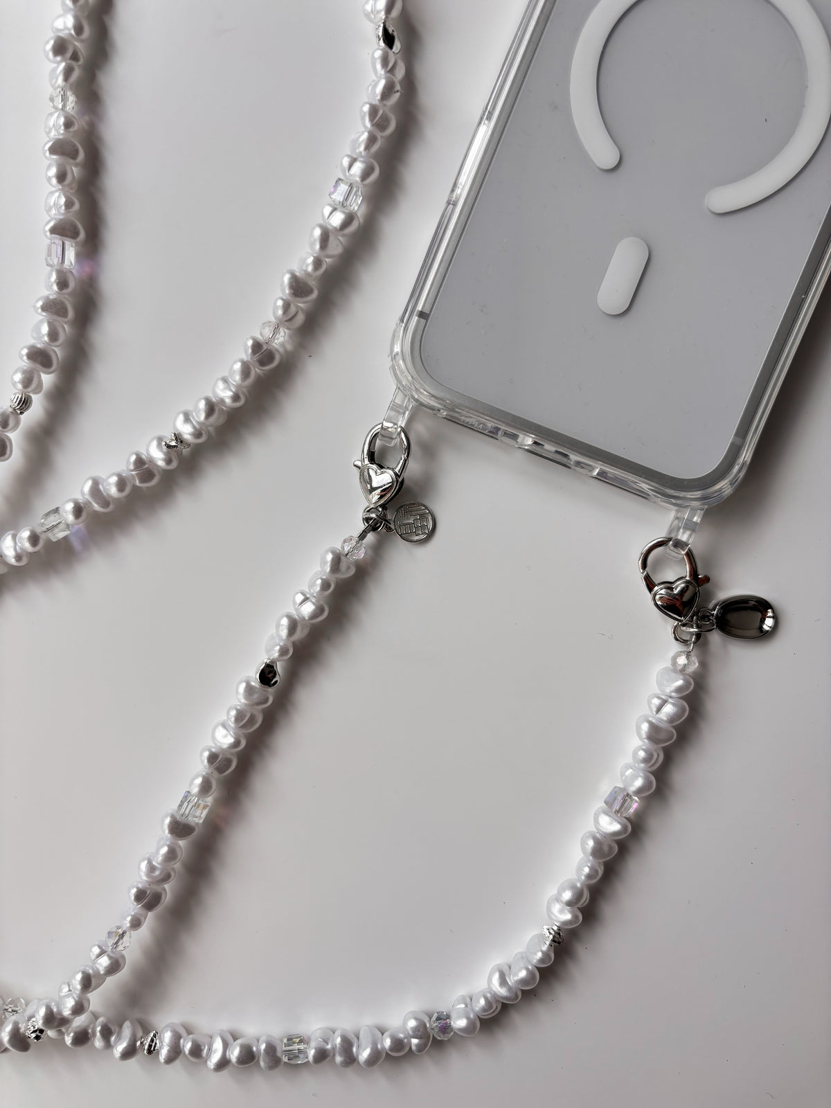 Ланцюжок Crystal Pearl — кріплення до петель прозорого чохла крупним планом