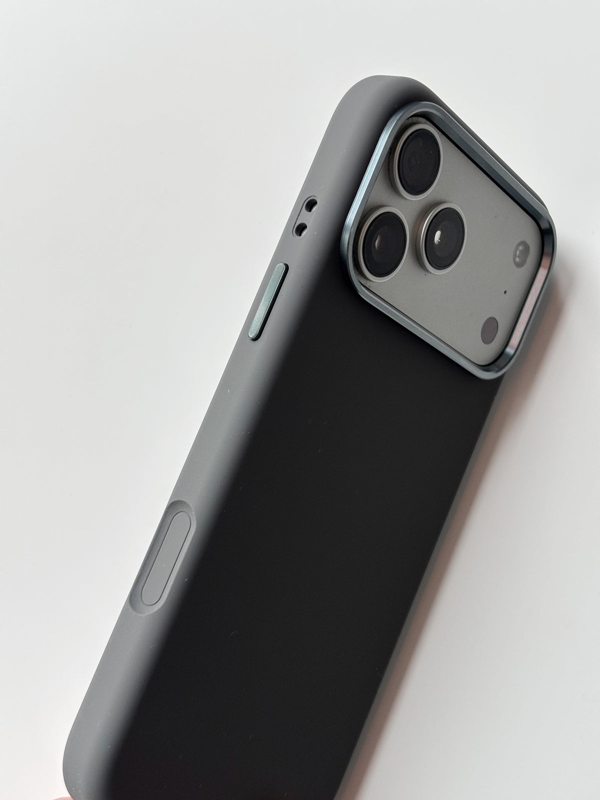 Графітовий чохол для iPhone — діагональний вигляд із кнопками та рамкою камер