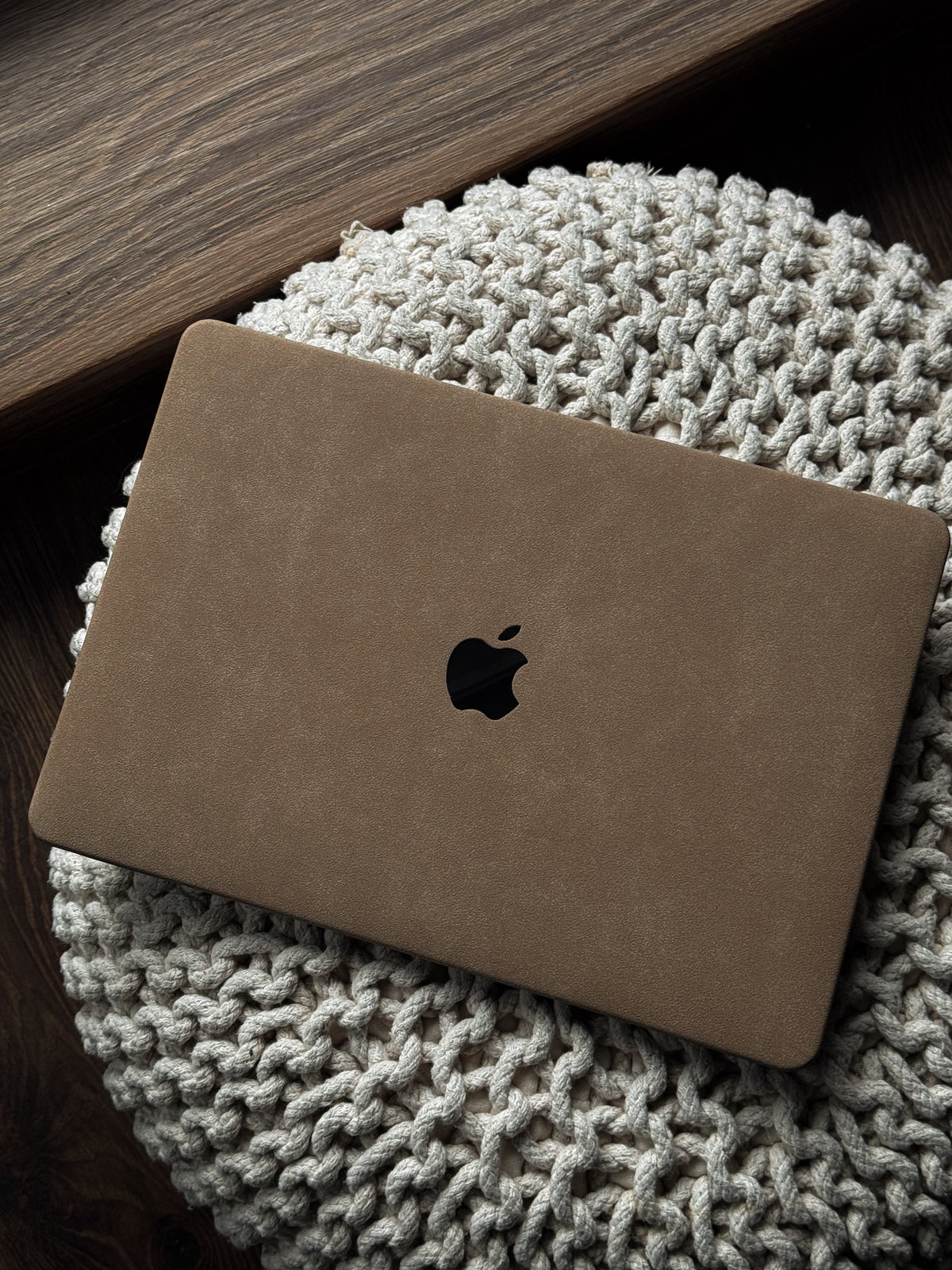Коричневий чохол «Замшева м’якість» для MacBook на плетеному пуфі