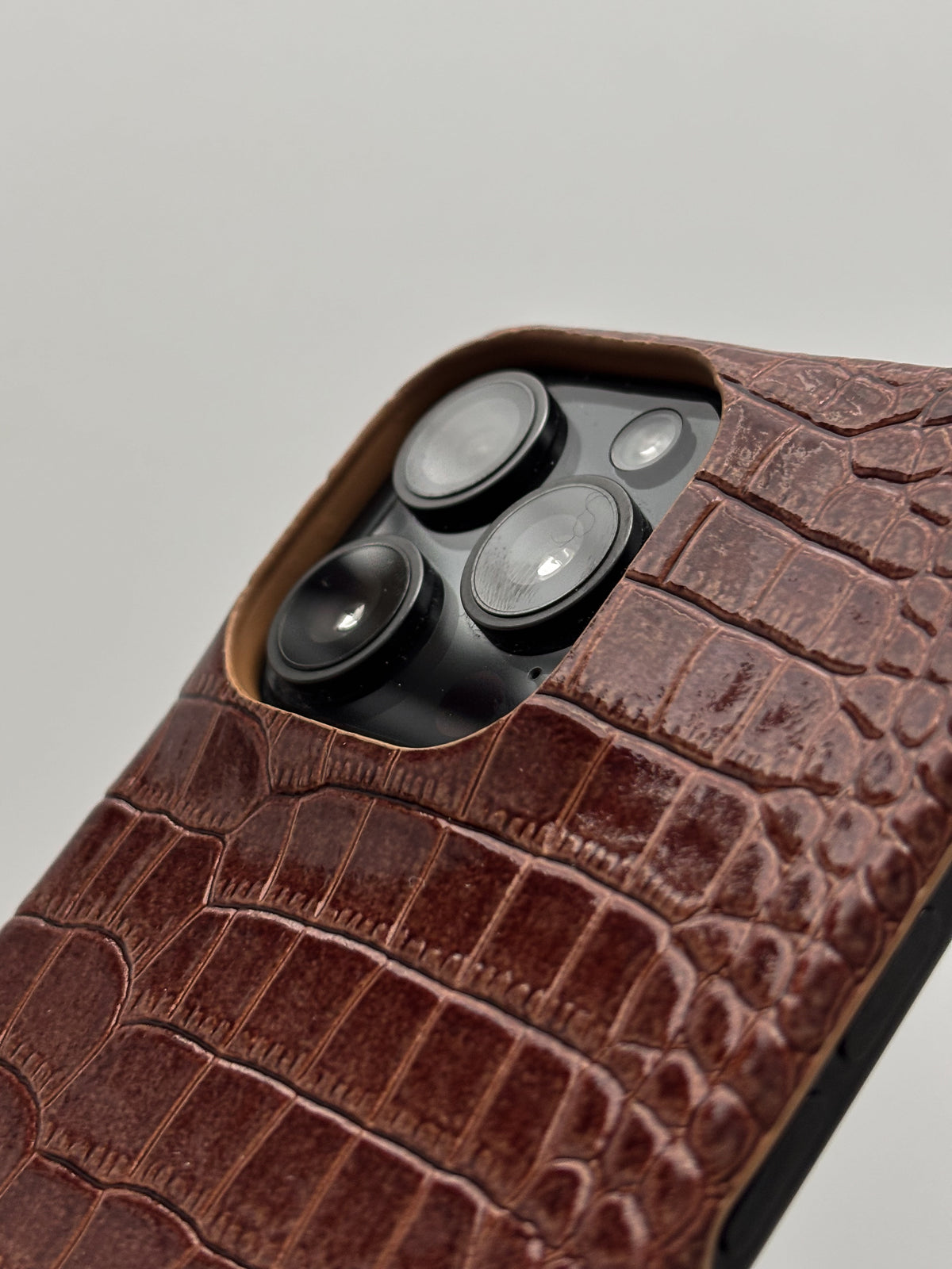 Коньячно-коричневий чохол Gator Skin для iPhone — макро глянцевої фактури біля камер