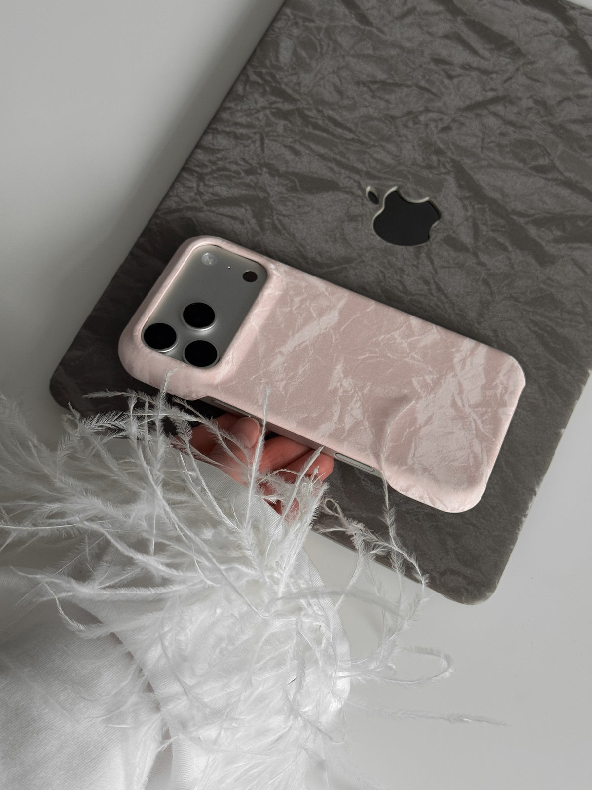 Рожевий чохол «Оксамит» для iPhone над сірим чохлом для MacBook з такою ж фактурою