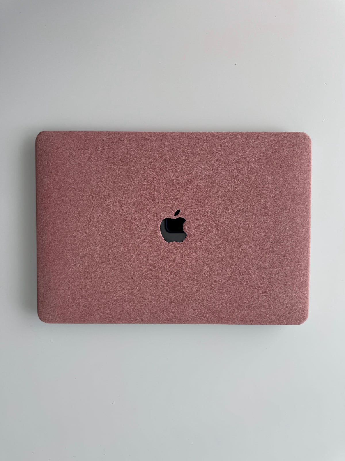 Рожевий чохол «Замшева м’якість» для MacBook — вигляд зверху на кришку