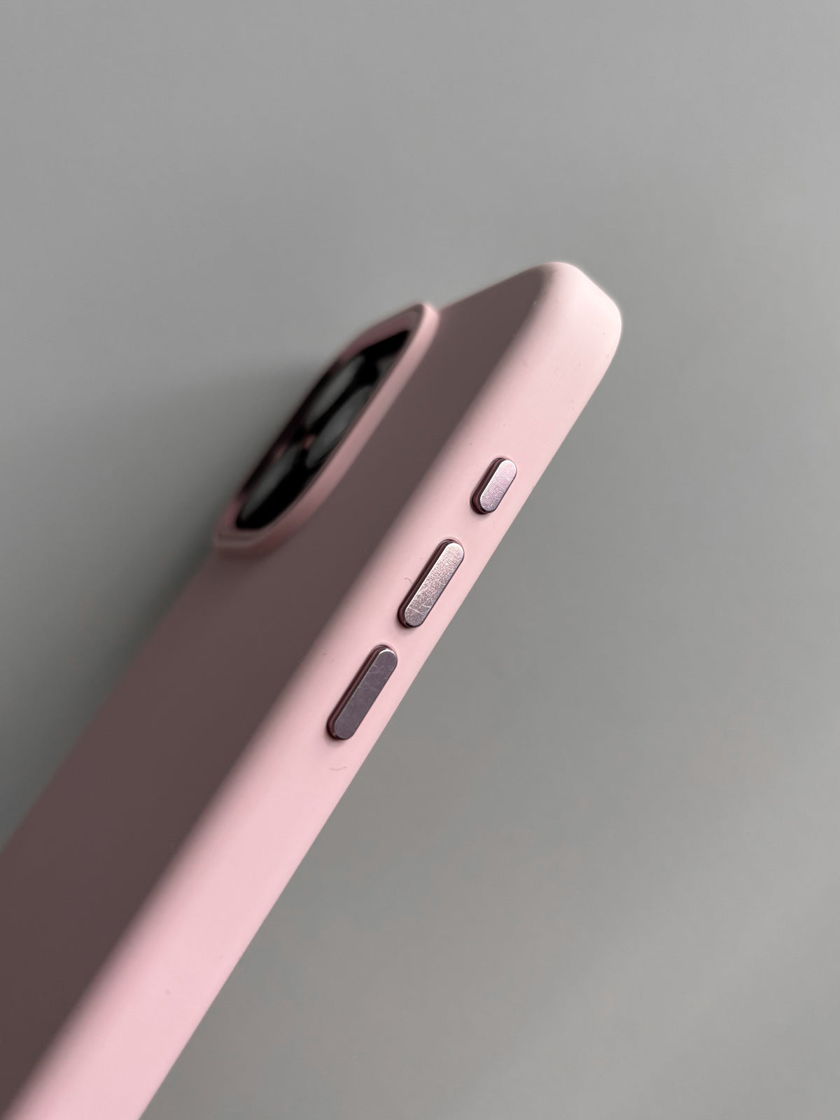 Рожевий чохол для iPhone — бокова грань із металевими кнопками