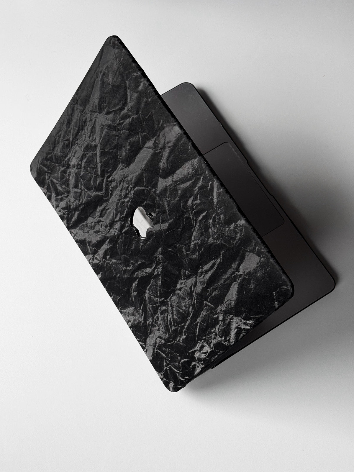 Чорний чохол «Оксамит» на напіввідкритому MacBook — вигляд згори