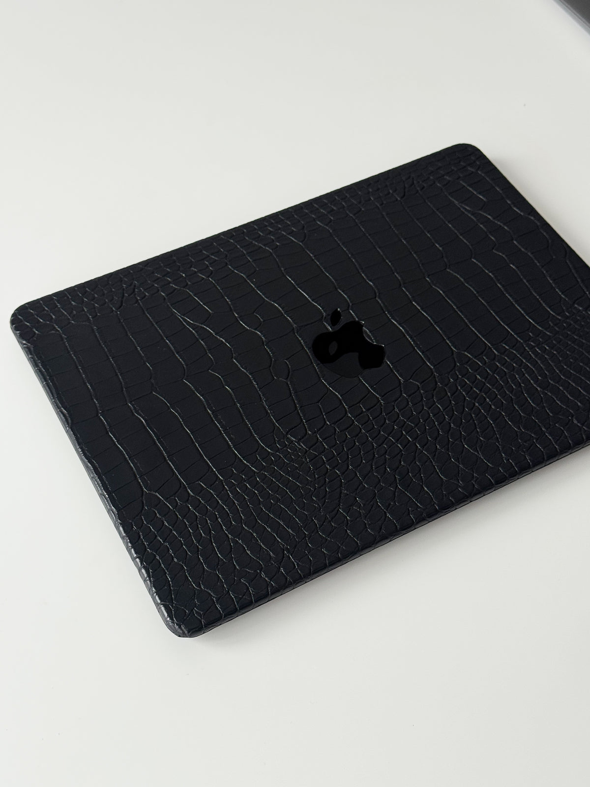 Чорний чохол Gator Skin для MacBook — закрита кришка на білому столі