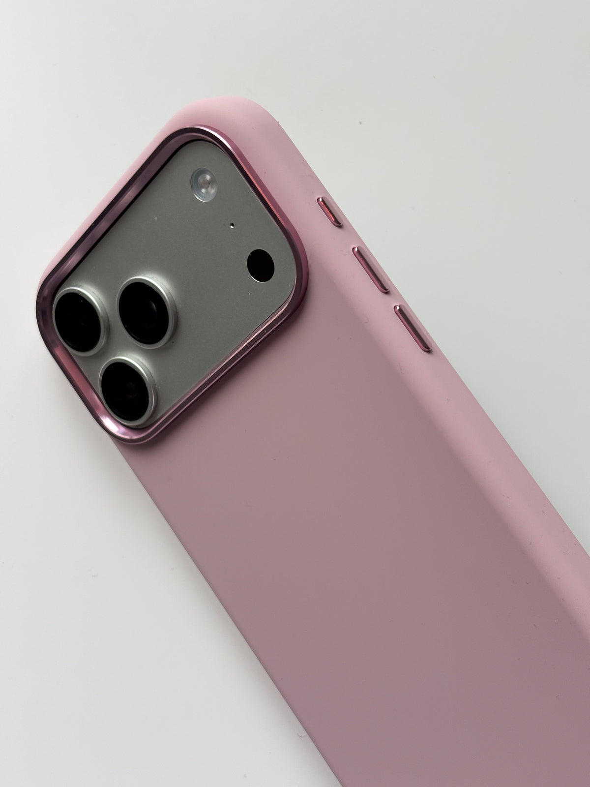 Рожевий чохол для iPhone — крупний план широкої рамки камер і кнопок