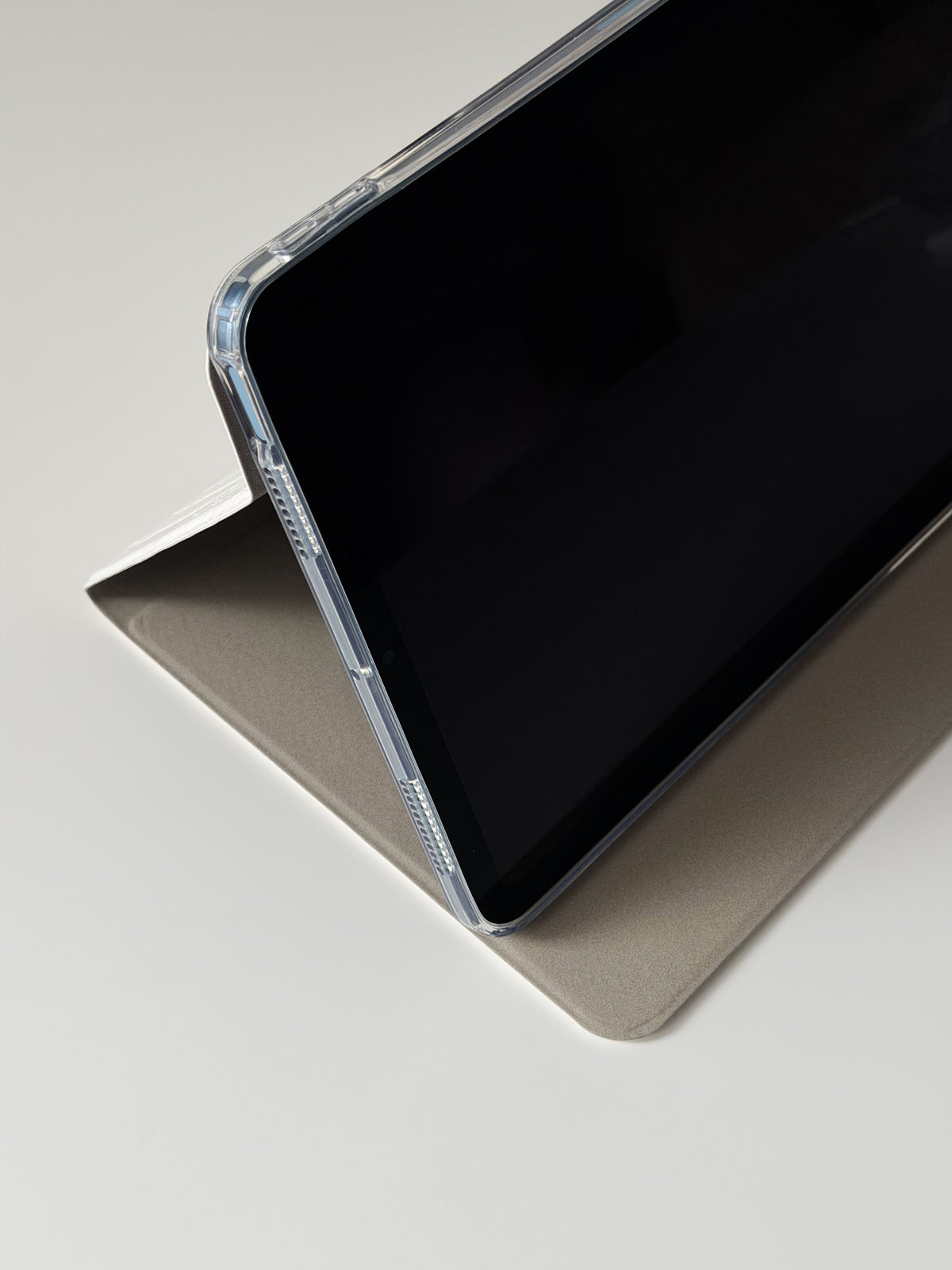 Чохол-трансформер для iPad — нижній край у положенні підставки крупно