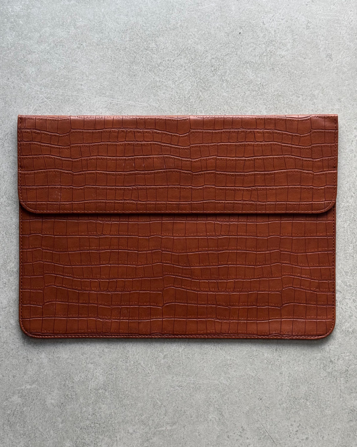 Коричневий конверт Gator Skin для MacBook з фактурою під шкіру крокодила та клапаном — вигляд спереду