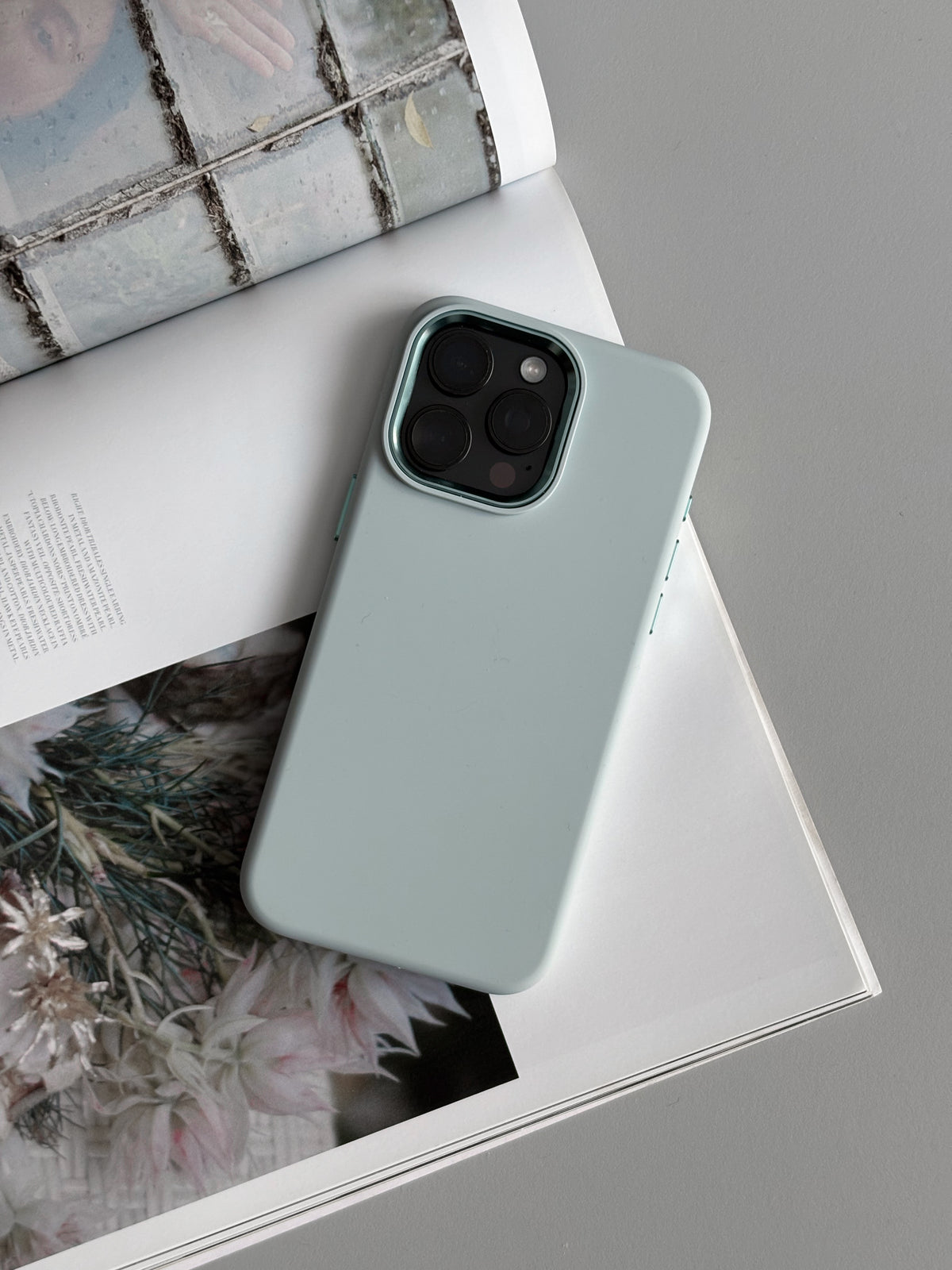 М’ятний матовий чохол «Металеві деталі» для iPhone на розгорнутому журналі