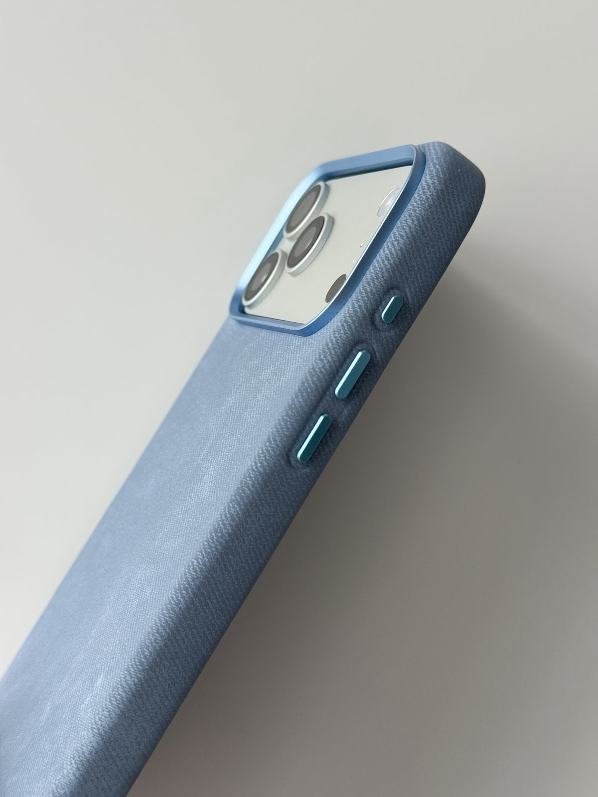 Блакитний чохол для iPhone — бокова грань із блакитними кнопками