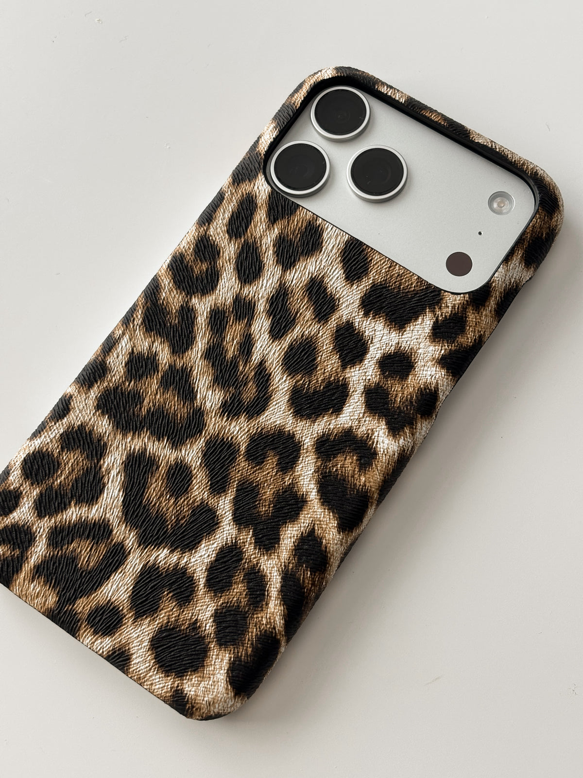 Пісочний леопардовий чохол Leopard для iPhone — вигляд під кутом на білому тлі