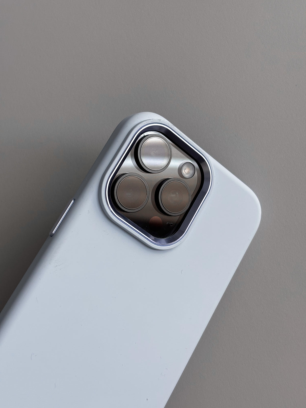 Світло-блакитний чохол для iPhone — крупний план металевої рамки навколо камер