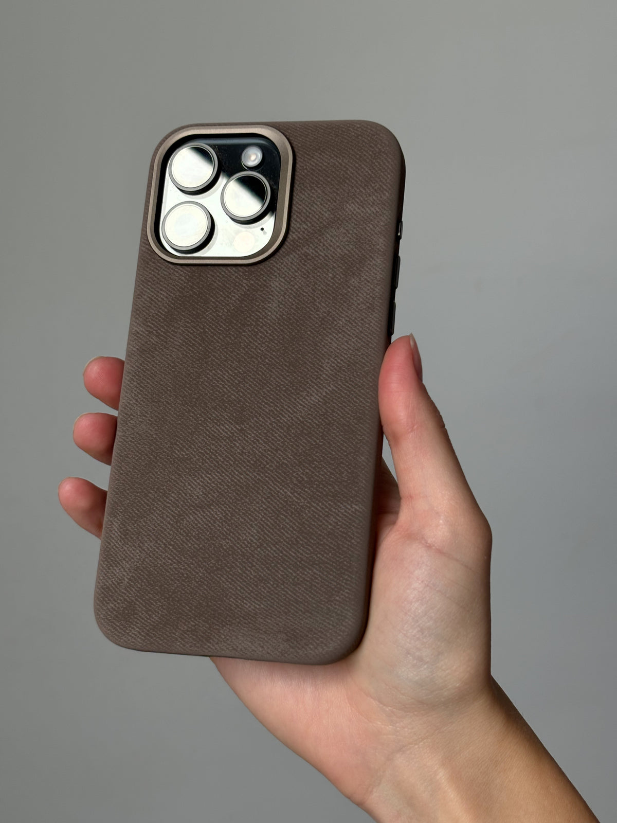 Коричневий чохол «Замшева м’якість» на iPhone на долоні — вигляд ззаду