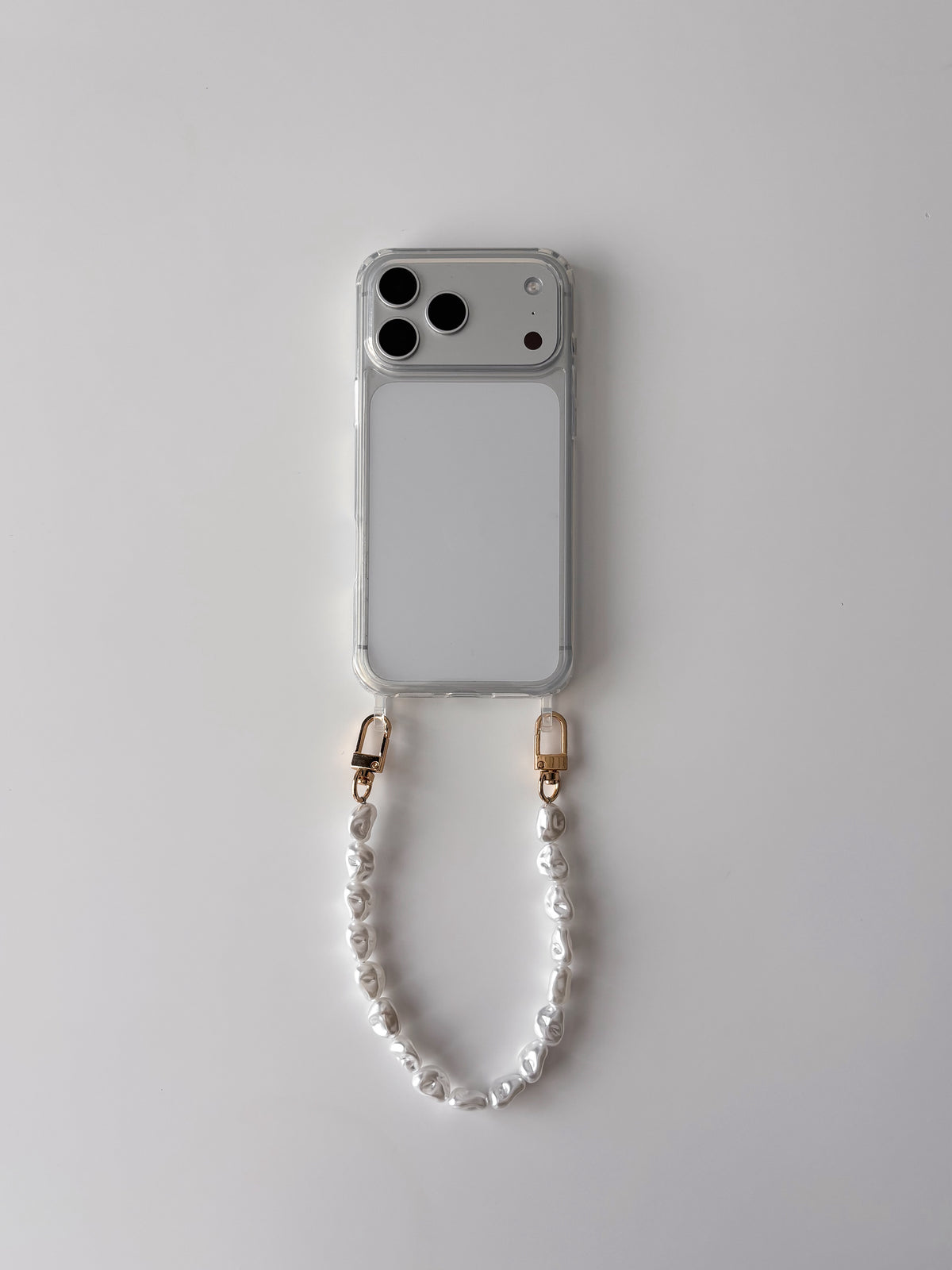 Короткий ланцюжок Baroque Pearl із золотистими карабінами на прозорому чохлі для iPhone