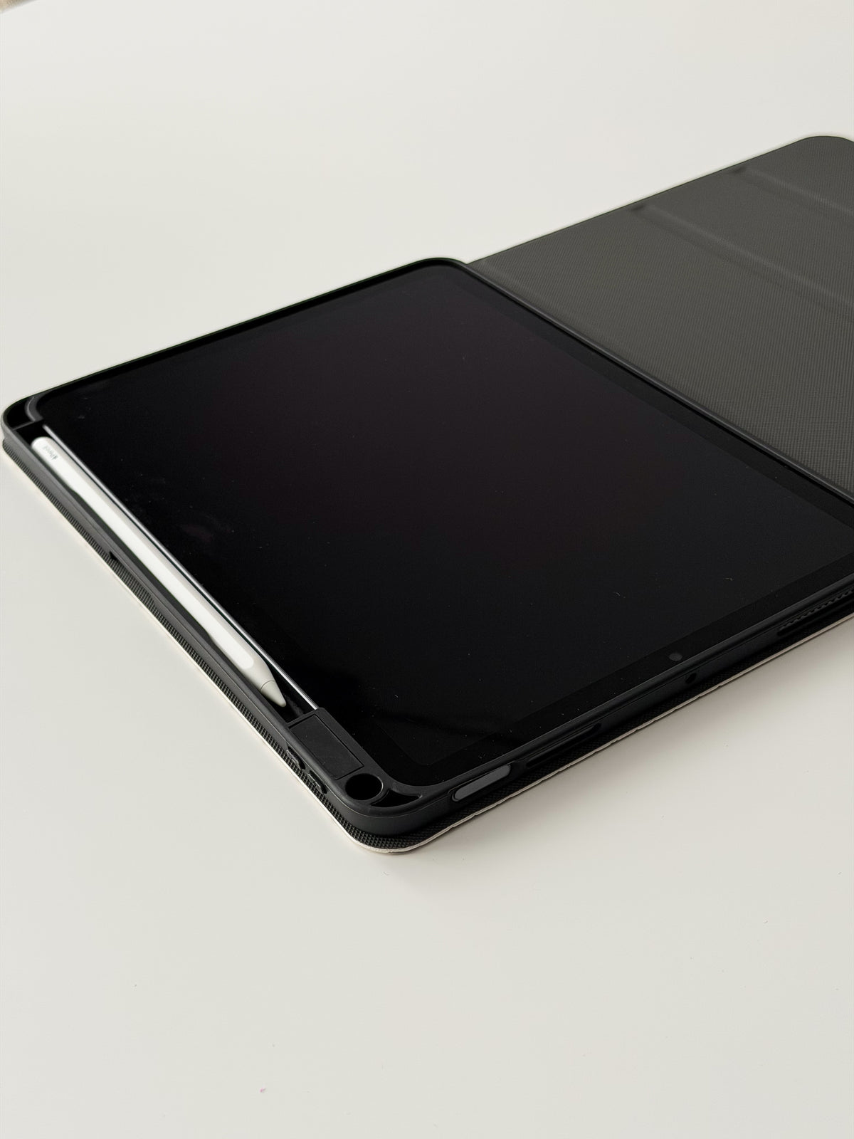 Відкритий чохол-книжка для iPad — стилус у пазу вздовж краю